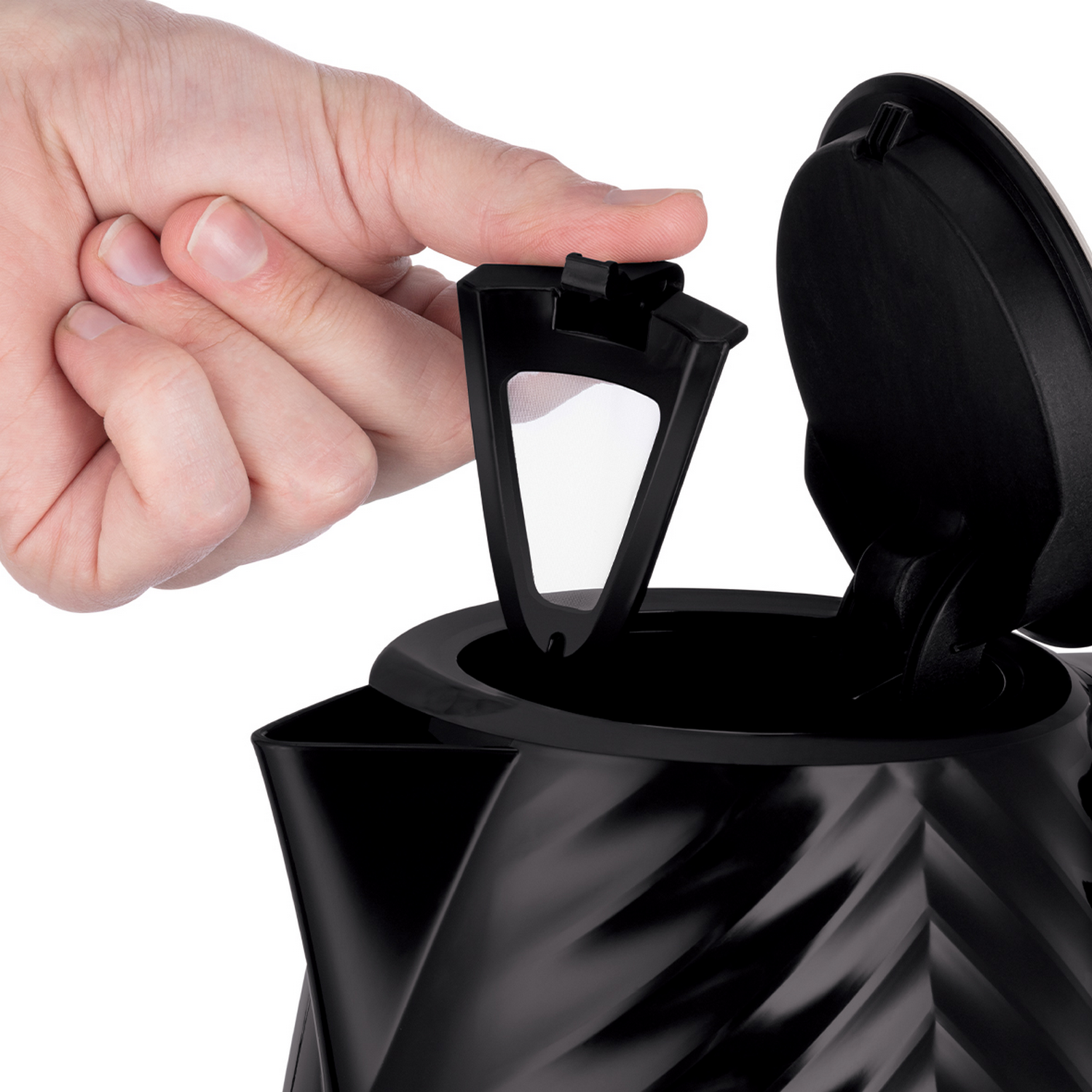 Ręka umieszczająca filtr w czajniku. Czarny czajnik o unikalnym wzorze.