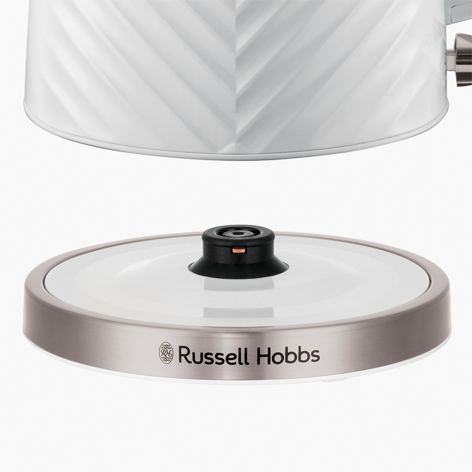 Weißer Wasserkocherdeckel und -sockel, Russell Hobbs Logo sichtbar.