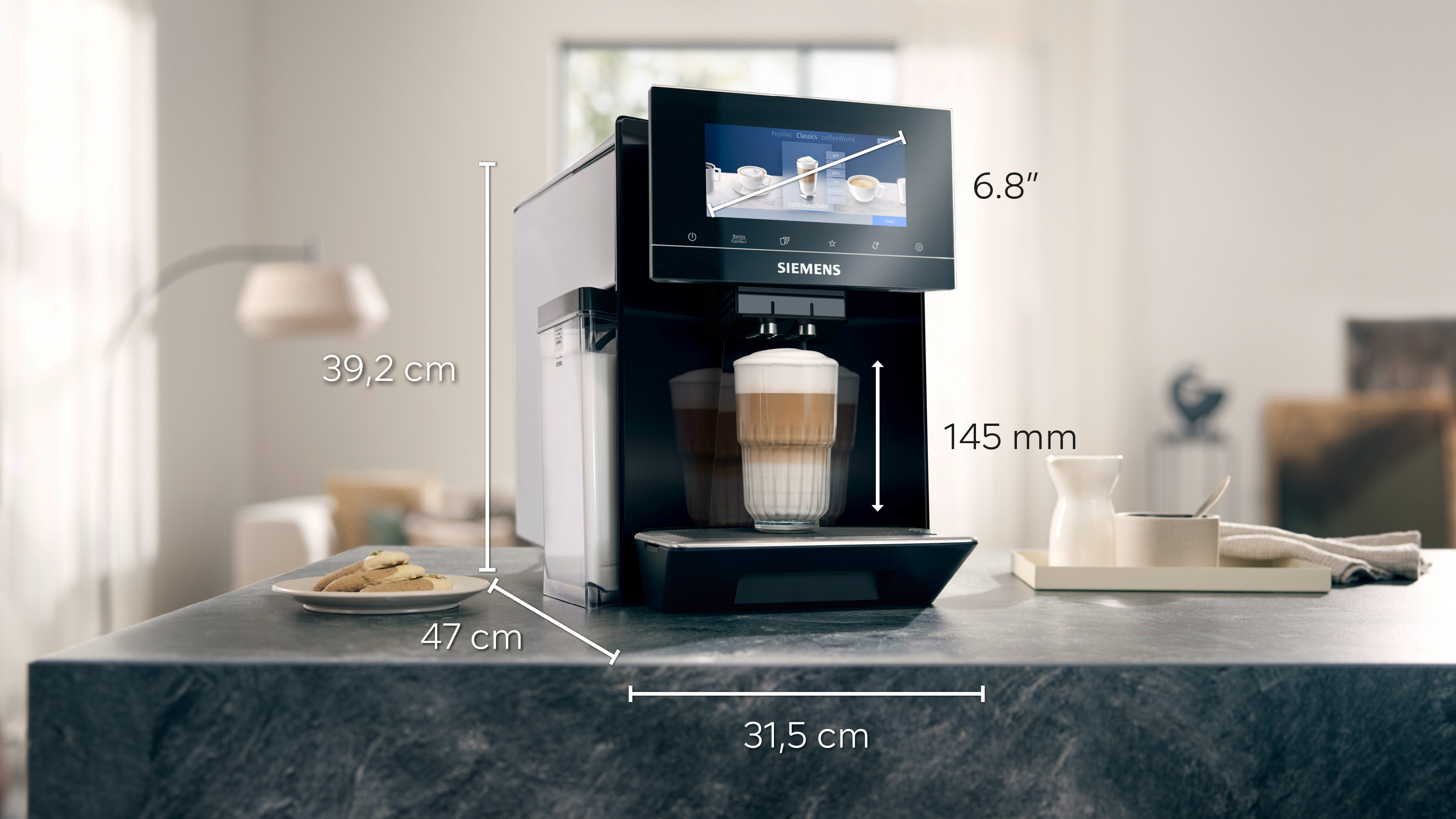 Una macchina da caffè Siemens. Vista frontale con dimensioni, una tazza di latte viene erogata.