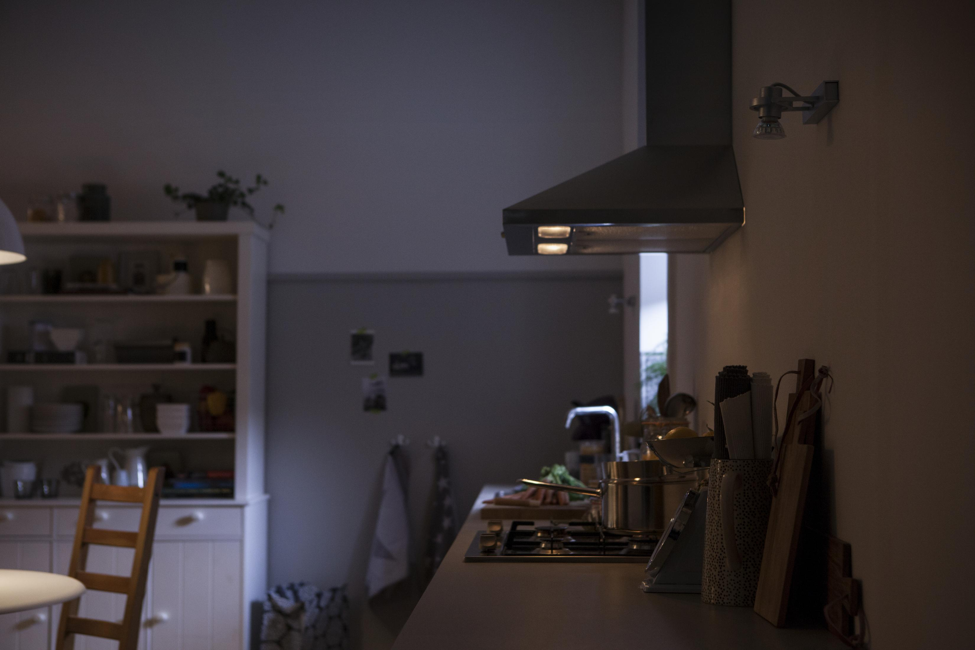 Keuken met een afzuigkap en aanrecht met een paar items.