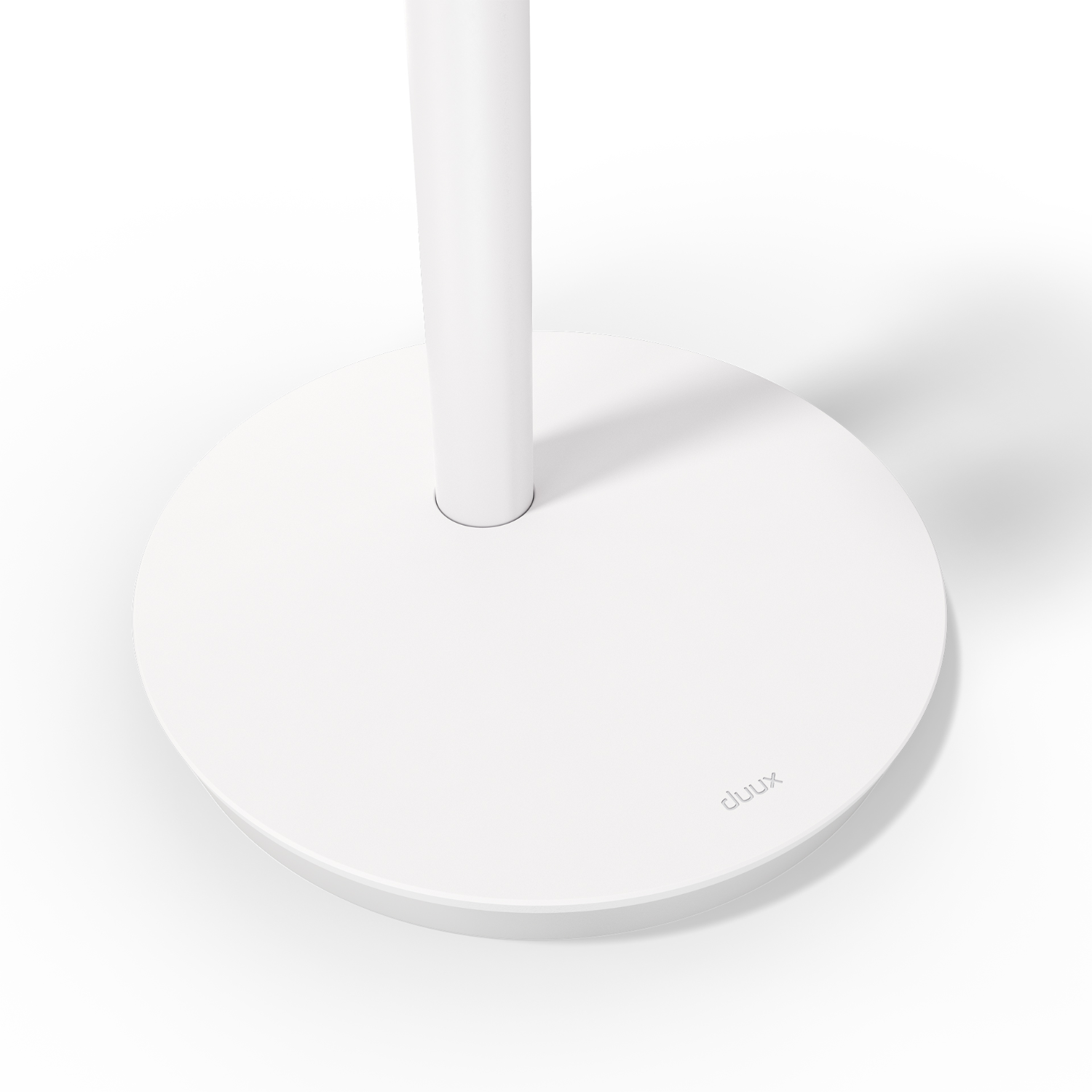 Base circulaire blanche avec un poteau blanc. La base porte le mot 'duux'.