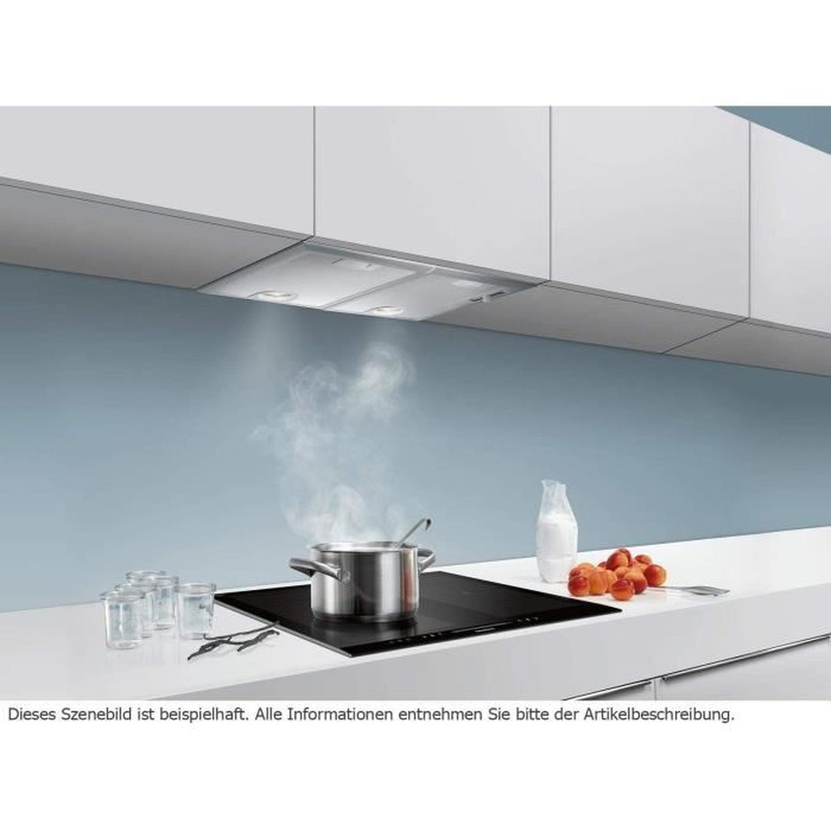 Scena kuchenna z garnkiem na kuchence i okapem nad nią. Para wodna widoczna.