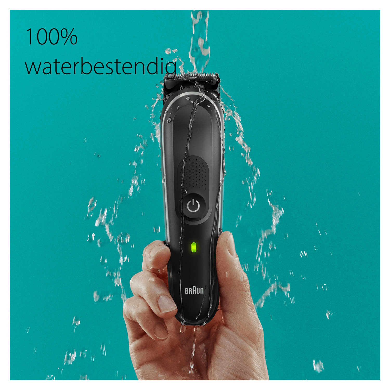 Un regolabarba Braun nero viene risciacquato con acqua, tenuto in mano.