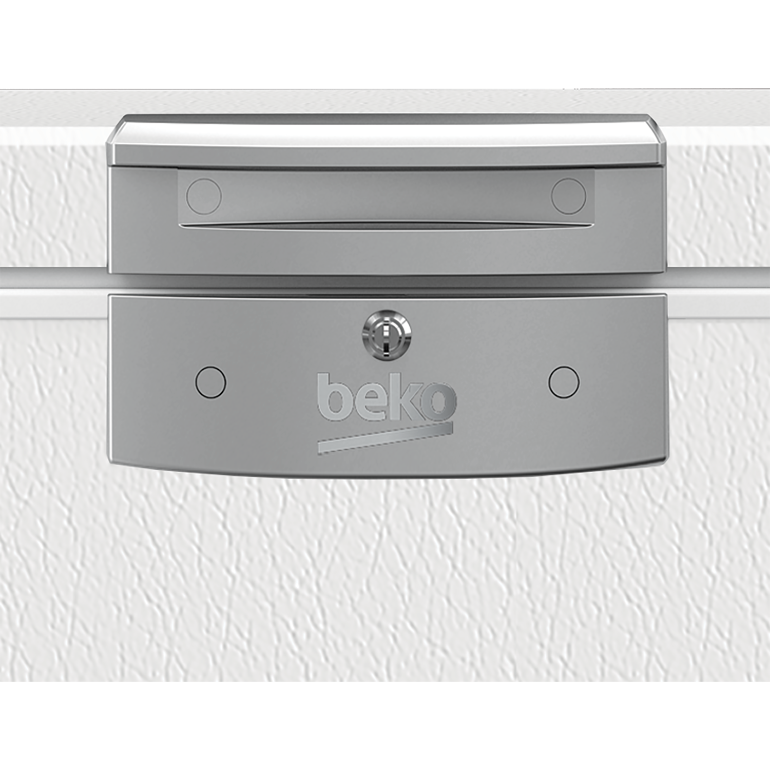 Primo piano della maniglia di una porta del congelatore bianca con il logo Beko.
