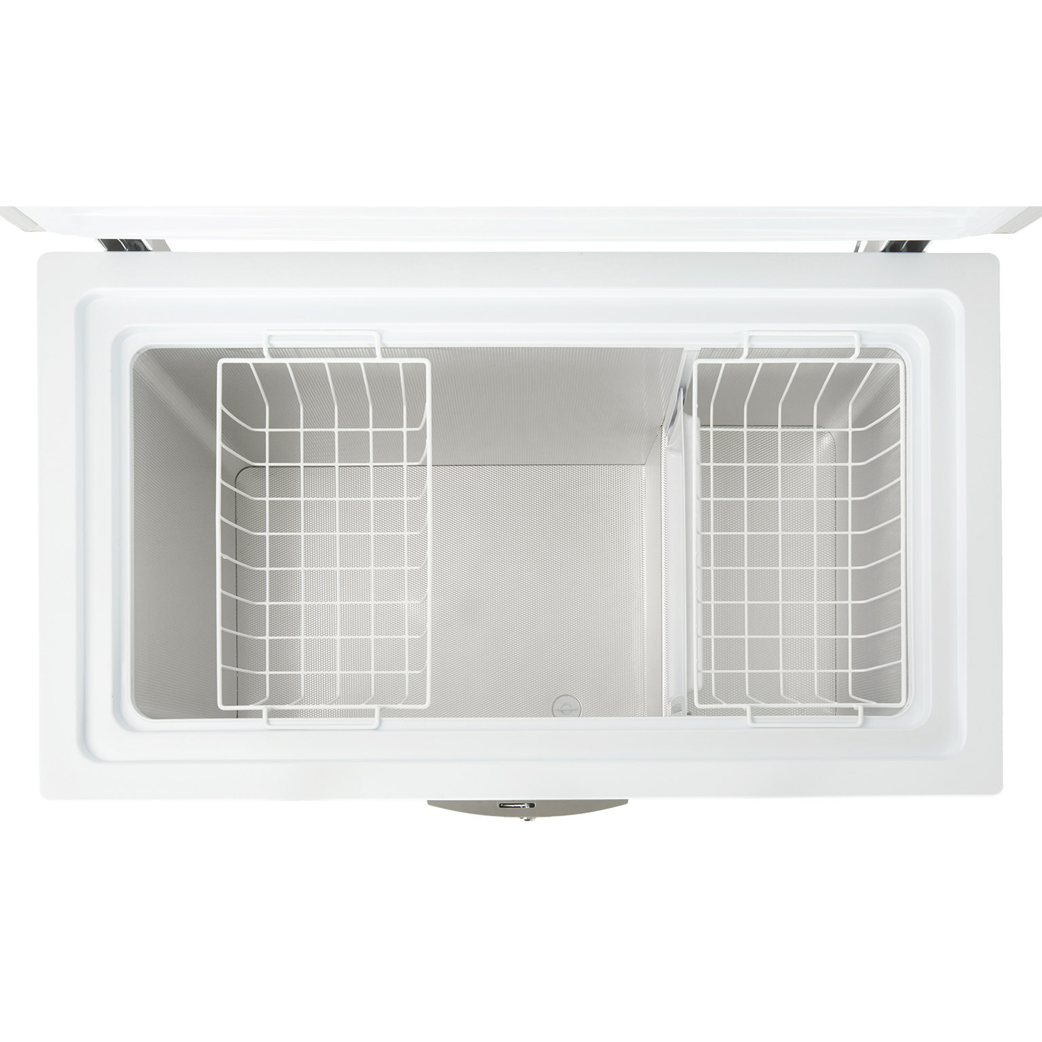 Congelatore a pozzetto bianco aperto. Due cestelli interni e interno bianco.