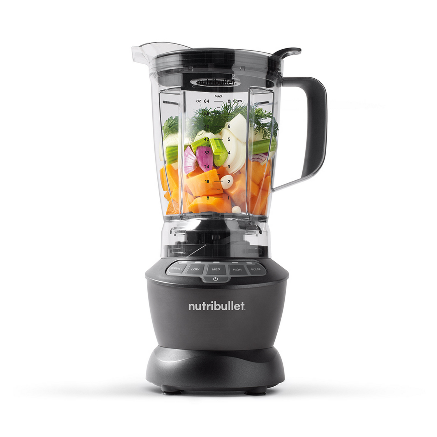 Blender Nutribullet avec légumes et herbes coupés à l'intérieur, sur une base grise, fond blanc.