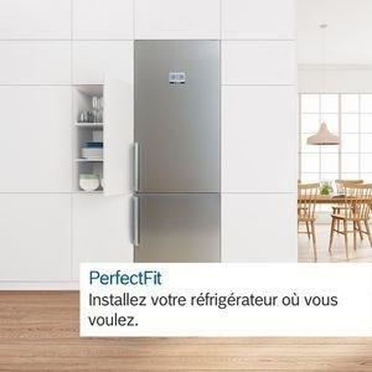 Ein Kühlschrank in einer Küche mit Textüberlagerung.