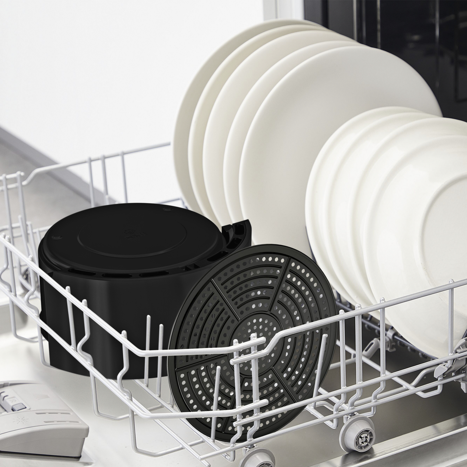 Stojak do zmywarki z talerzami i czarnym pojemnikiem, z białym tłem. Stojak jest biały.
