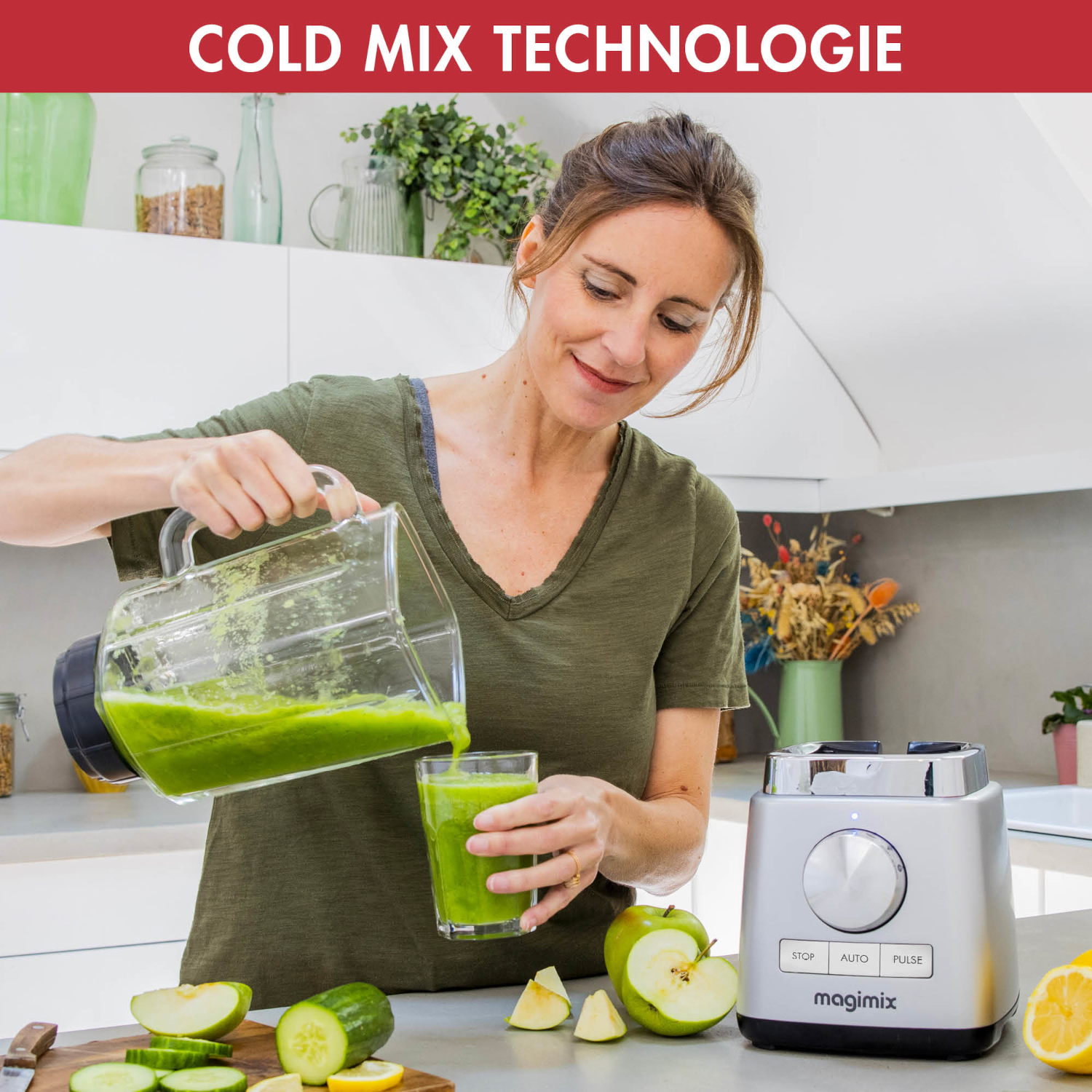 Vrouw schenkt groene vloeistof uit een kan in een glas naast een blender.