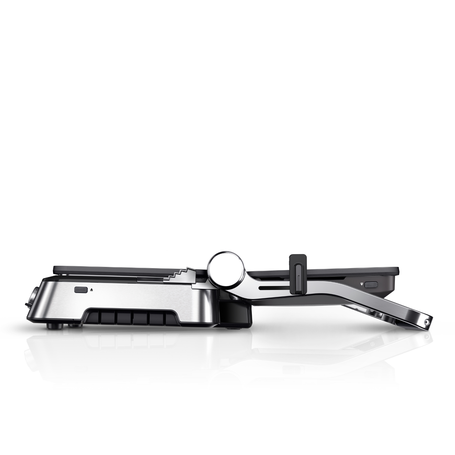 Srebrno-czarna prasa do panini. Widok z boku, częściowo otwarta, na białej powierzchni.