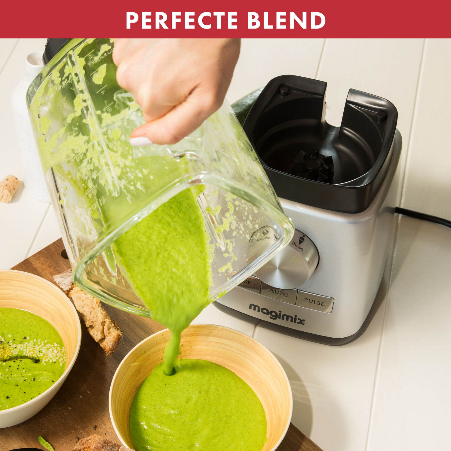 Een blender giet groene vloeistof in twee kommen. De tekst 'PERFECTE BLEND' staat bovenaan.