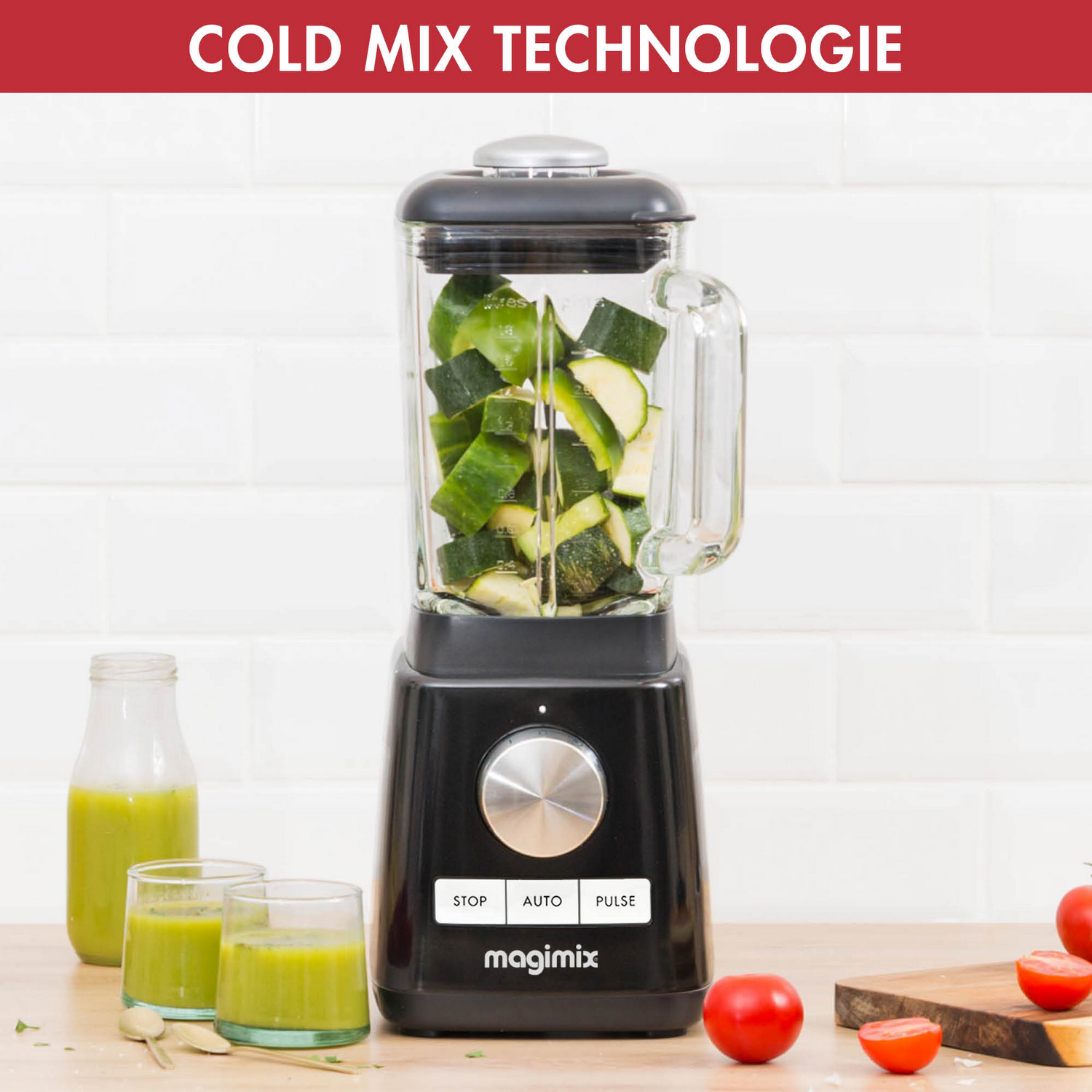 Zwarte blender met glazen kan gevuld met gehakte courgette, met groen sap in glazen.