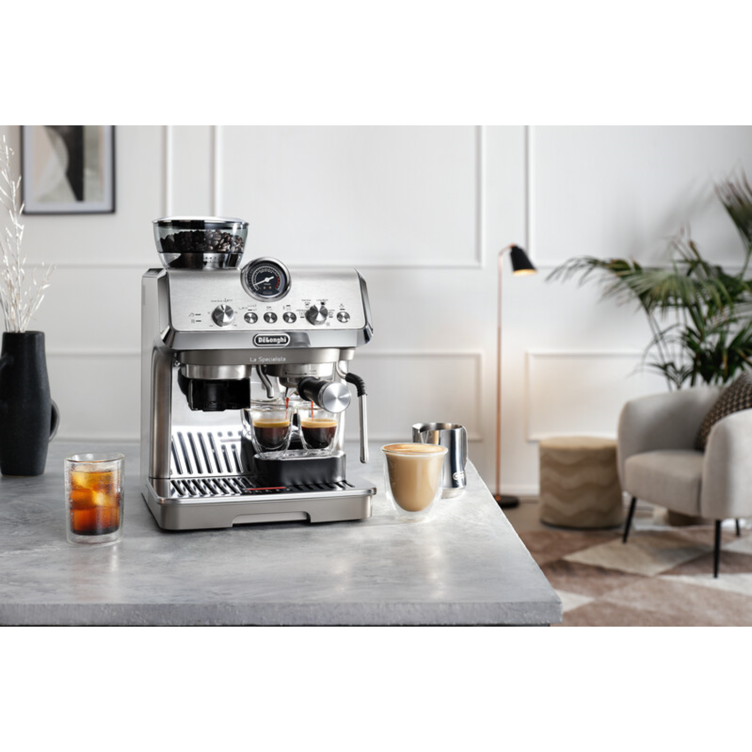 Ekspres do kawy z dwoma strzałami wlewanymi. Na blacie z filiżankami i ziarnami kawy w pobliżu.