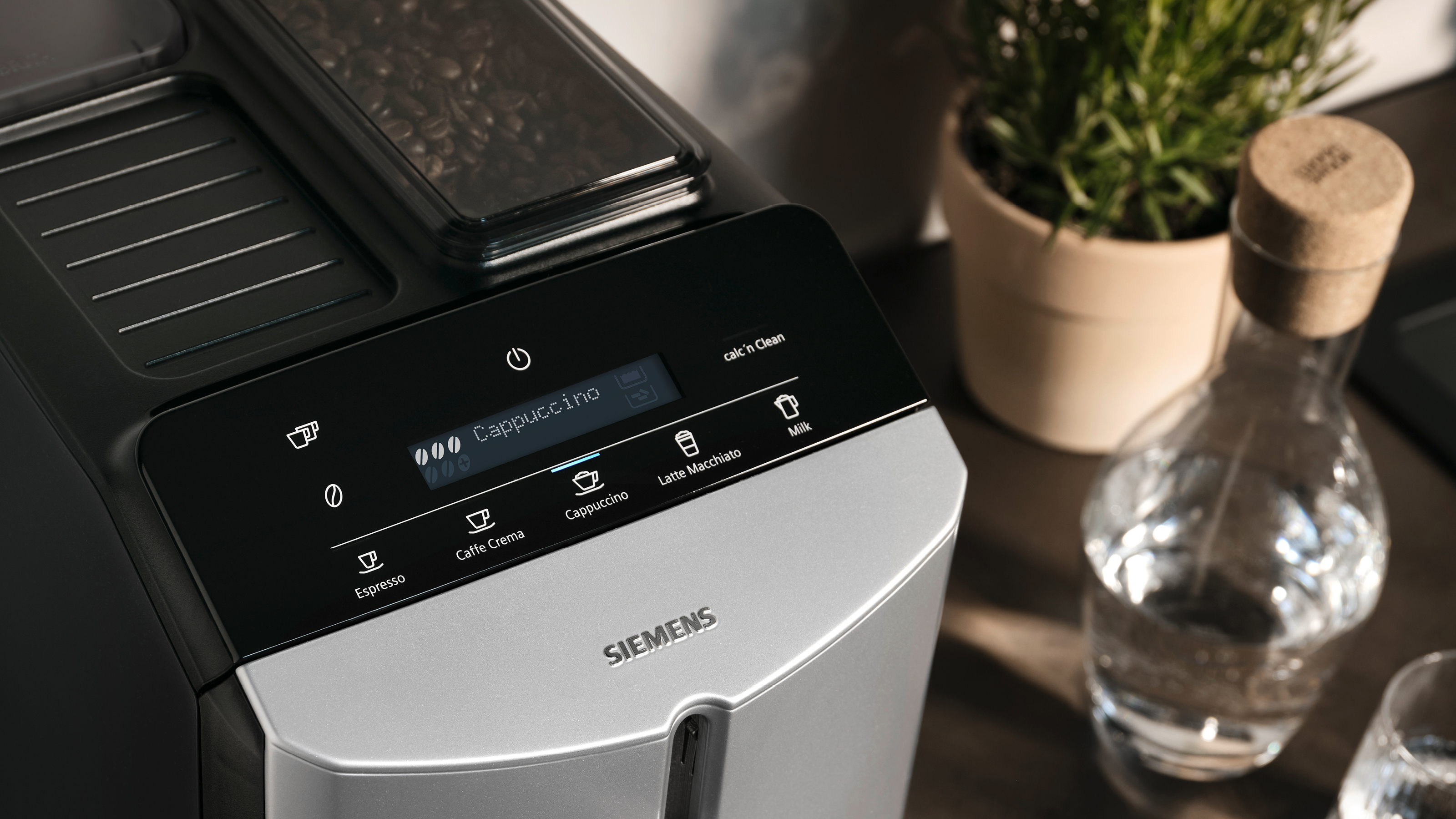 Primo piano di una macchina da caffè Siemens nera e argento con display digitale che mostra le impostazioni.