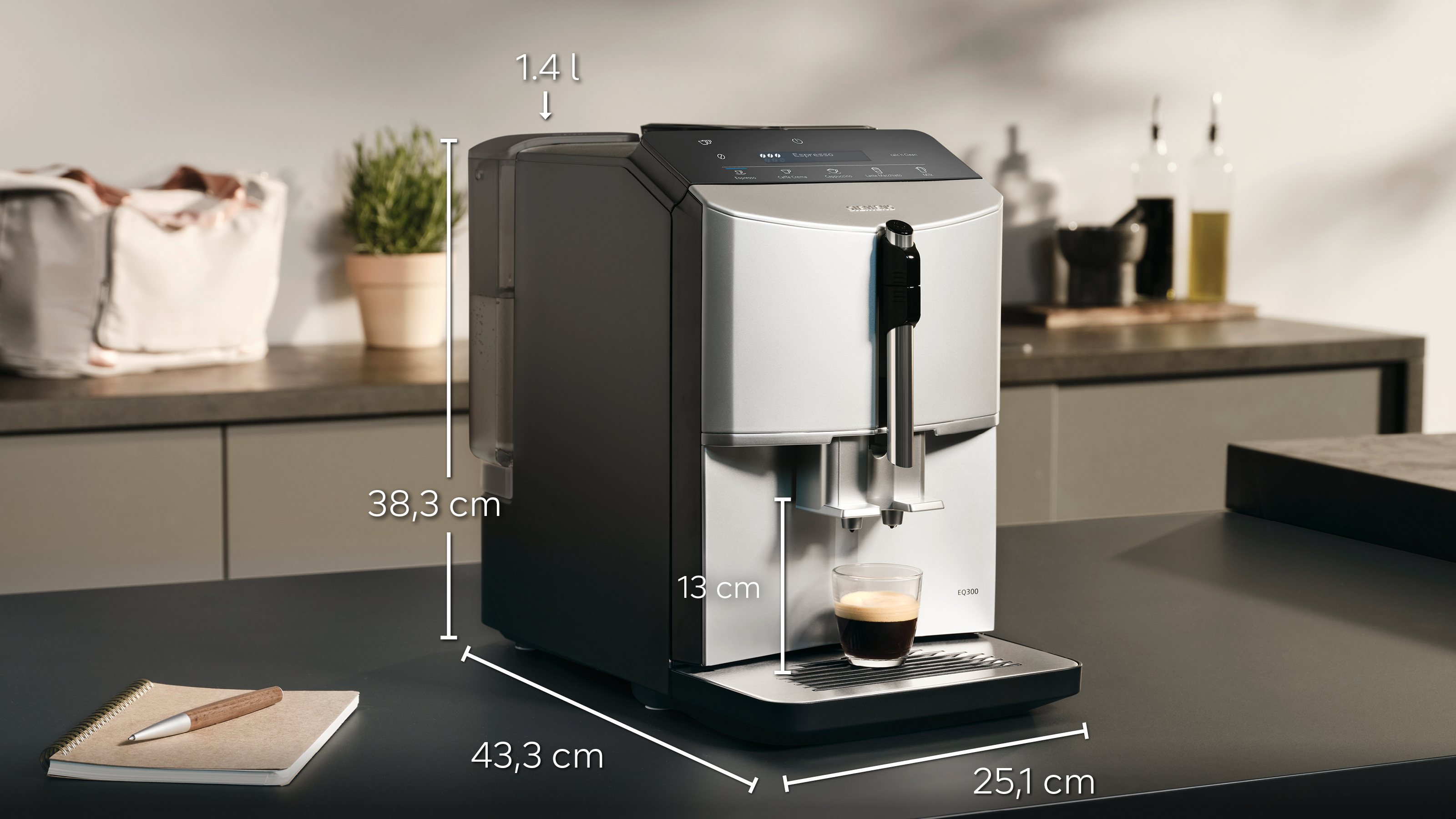 Macchina da caffè nera e argento con dimensioni. È presente una tazza con caffè.
