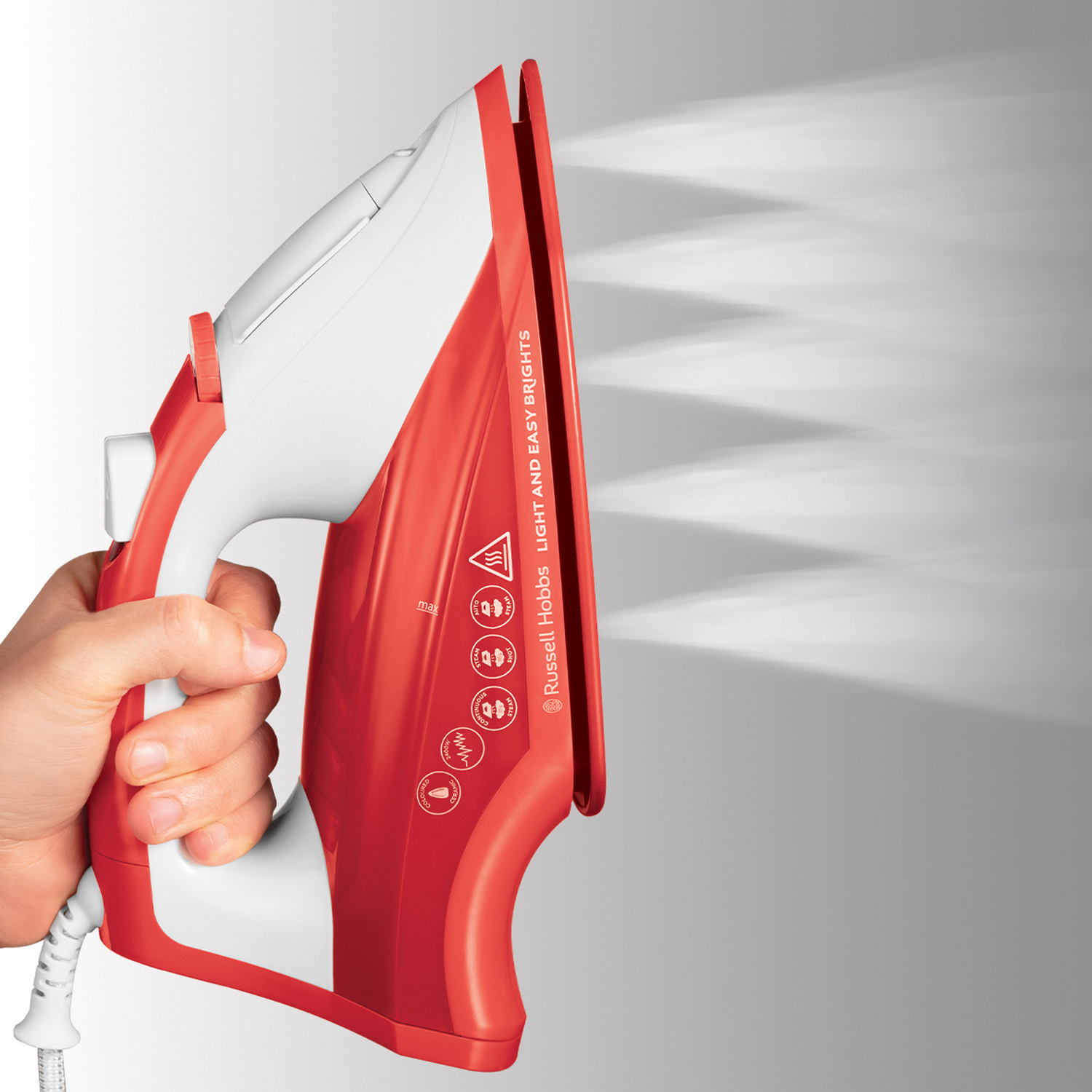 Plancha roja y blanca sostenida en la mano. Sale vapor de la cabeza de la plancha. Marca Russell Hobbs.