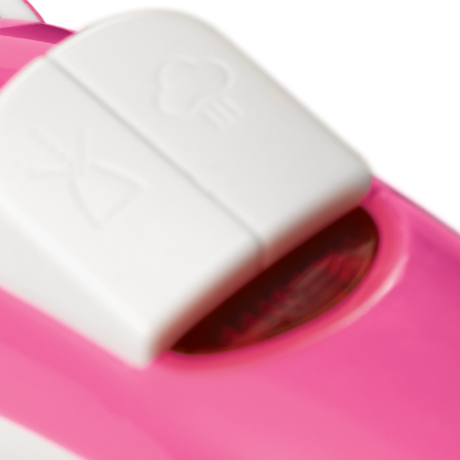 Primer plano de un dispositivo rosa con un botón blanco. El botón tiene un símbolo de nube.