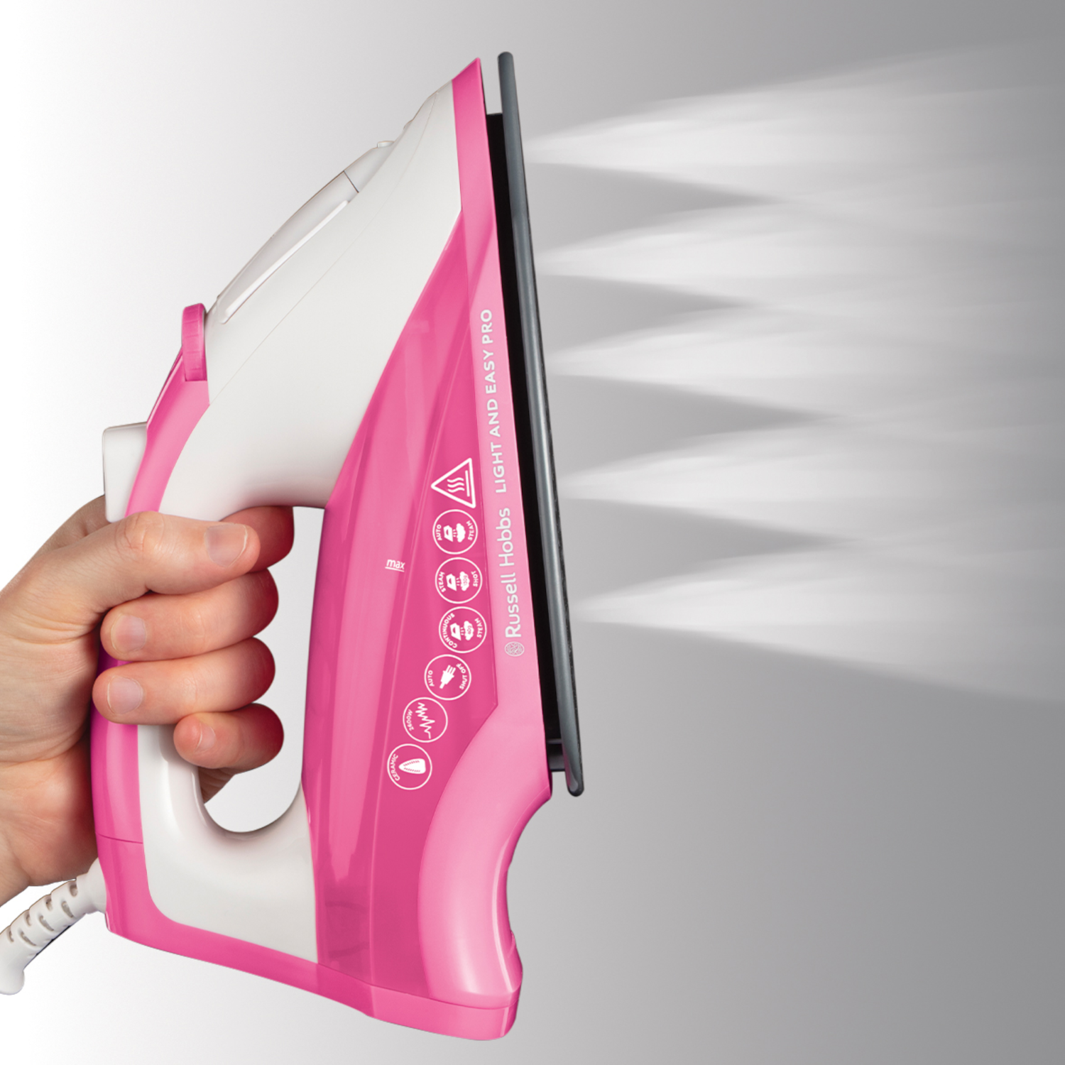 Plancha rosa y blanca con vapor. Mano sosteniendo la plancha con vapor saliendo.