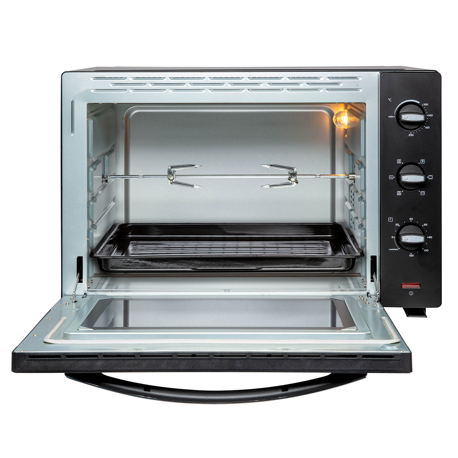 Een open zwarte oven. Binnenin zitten een draaispit en een bak.