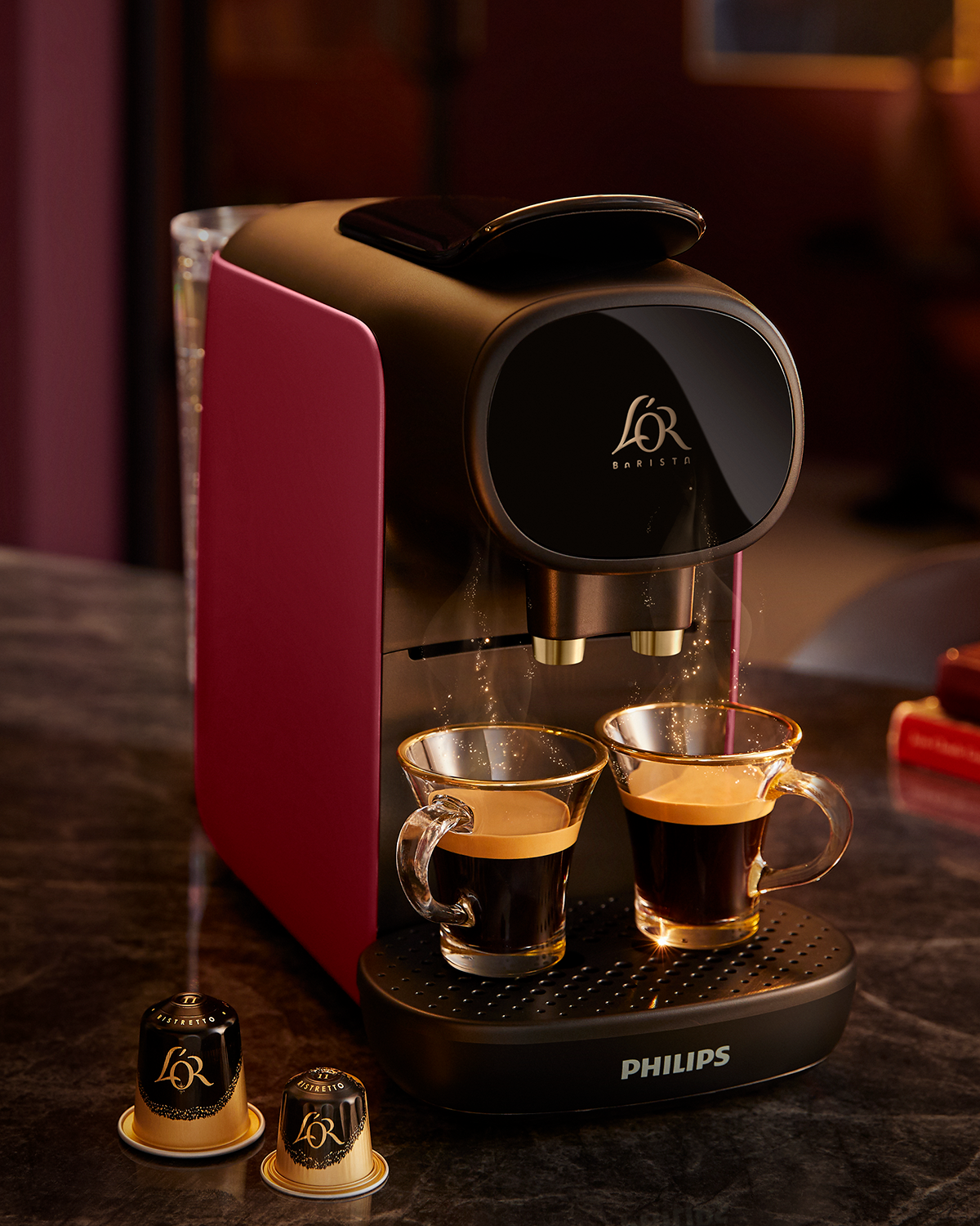 Ekspres do kawy z dwoma filiżankami kawy. Kolor czarny i różowy. Ciemne tło.