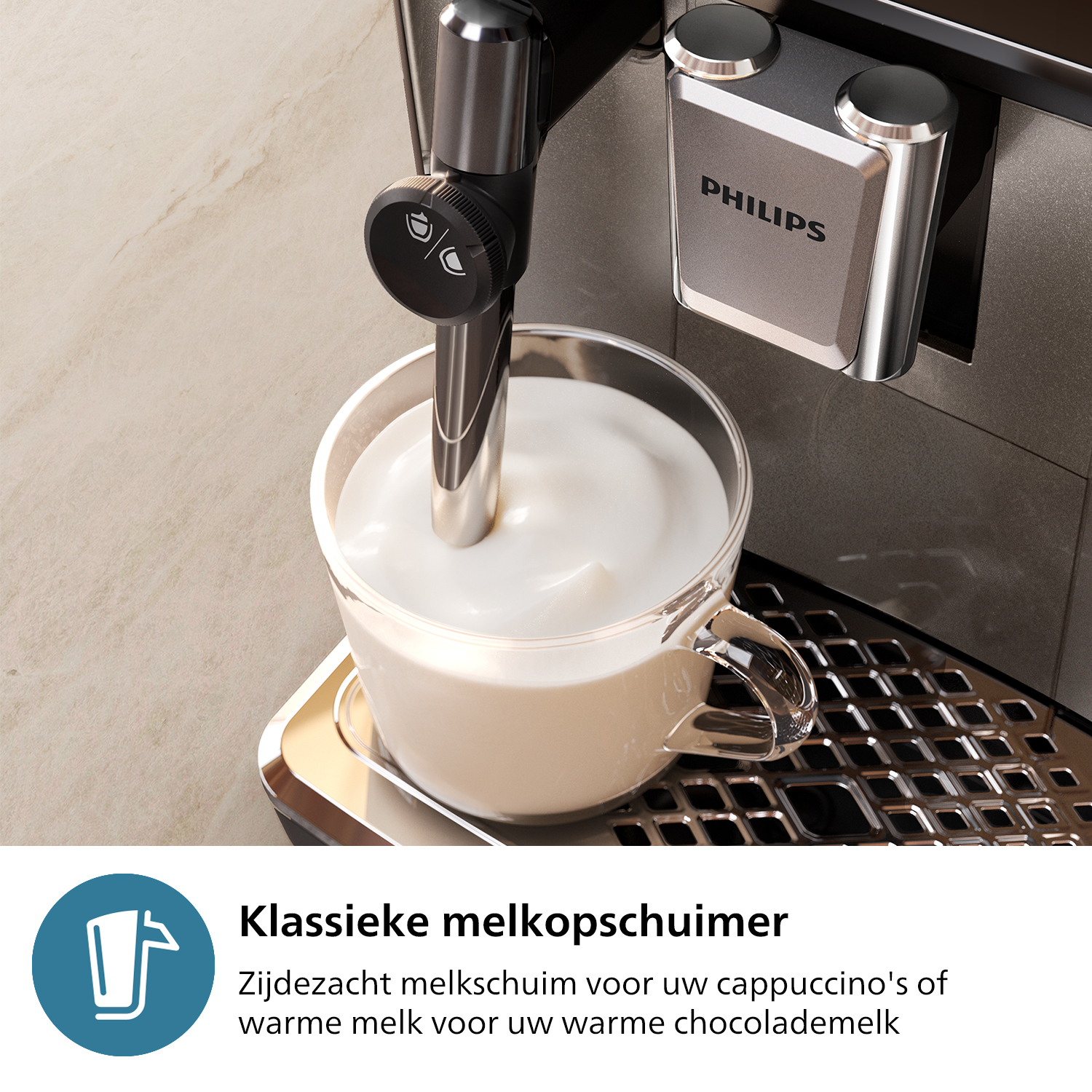 Máquina de café haciendo espuma. Taza de vidrio. Texto: Espumador de leche clásico.