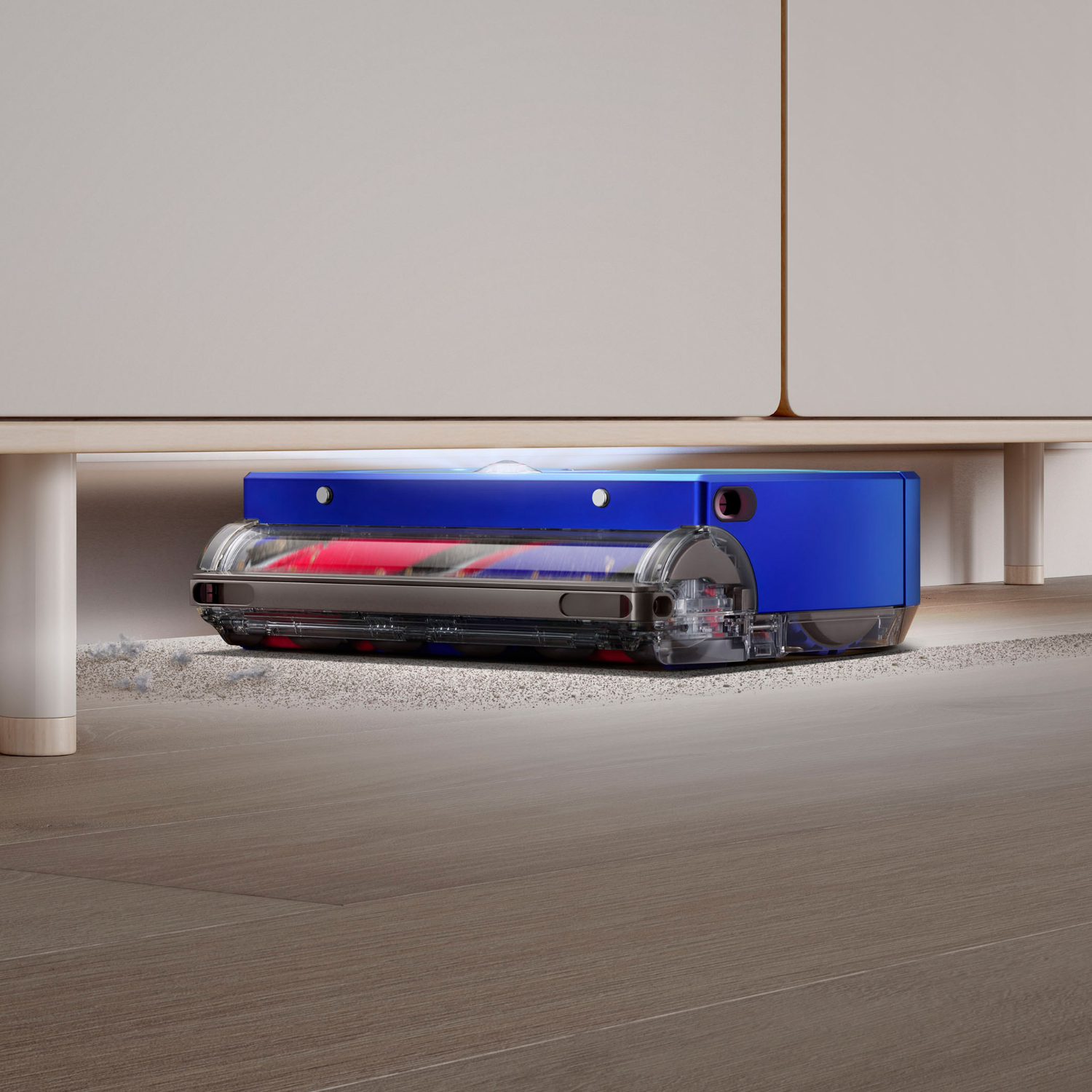 Blauer Roboter-Staubsauger, der unter einem Schrank reinigt. Der Boden ist aus Holz. Beiger Schrank.
