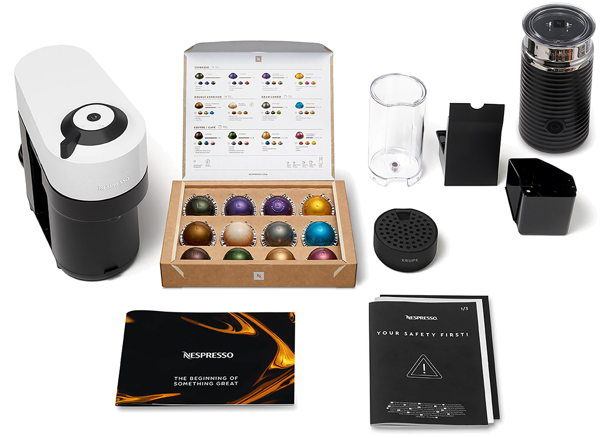 Cafetera Nespresso con accesorios. Incluye cápsulas, espumador de leche y manuales de instrucciones.