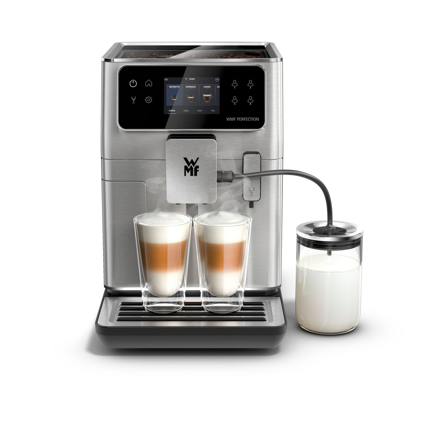 Macchina da caffè argentata con due bicchieri di latte. Un barattolo di latte è sulla destra. Vapore visibile.
