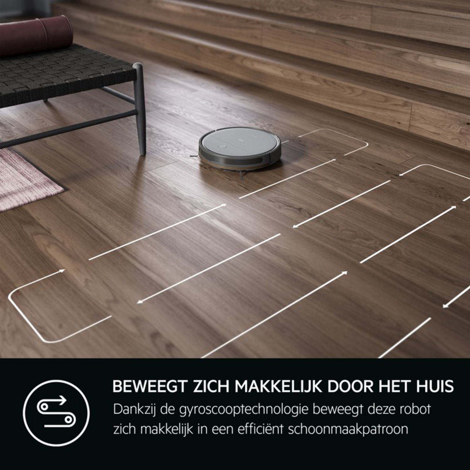 Robot aspirador en suelo de madera, siguiendo rutas de limpieza. Texto: 'Se mueve fácilmente por la casa'.