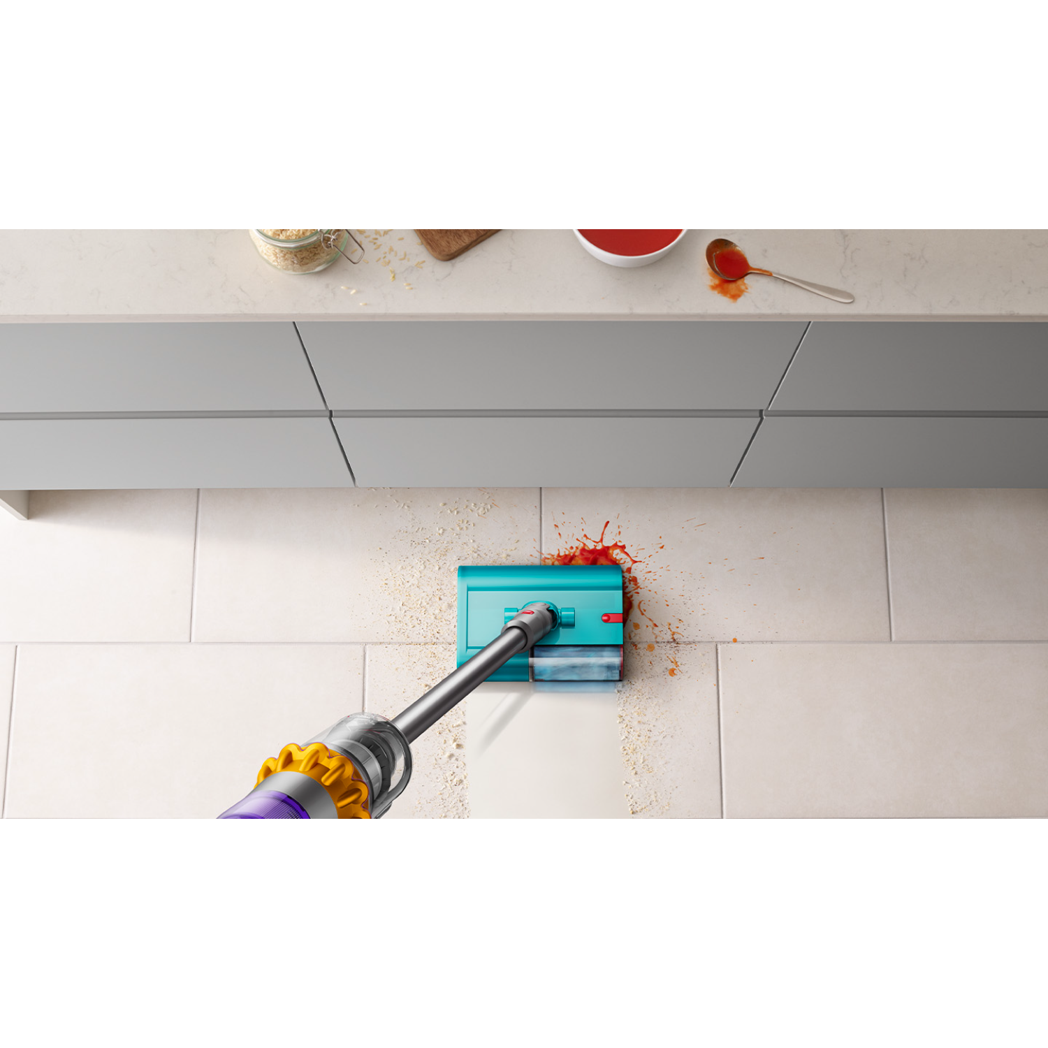 Un dispositivo de limpieza rocía líquido rojo sobre un suelo de baldosas blancas. El dispositivo es azul con mango plateado.