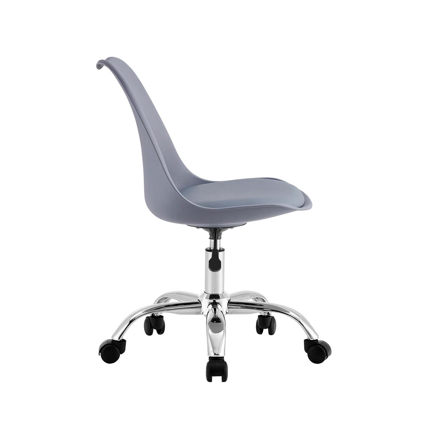 Silla de oficina gris. Respaldo curvado, base cromada con ruedas. Fondo blanco.
