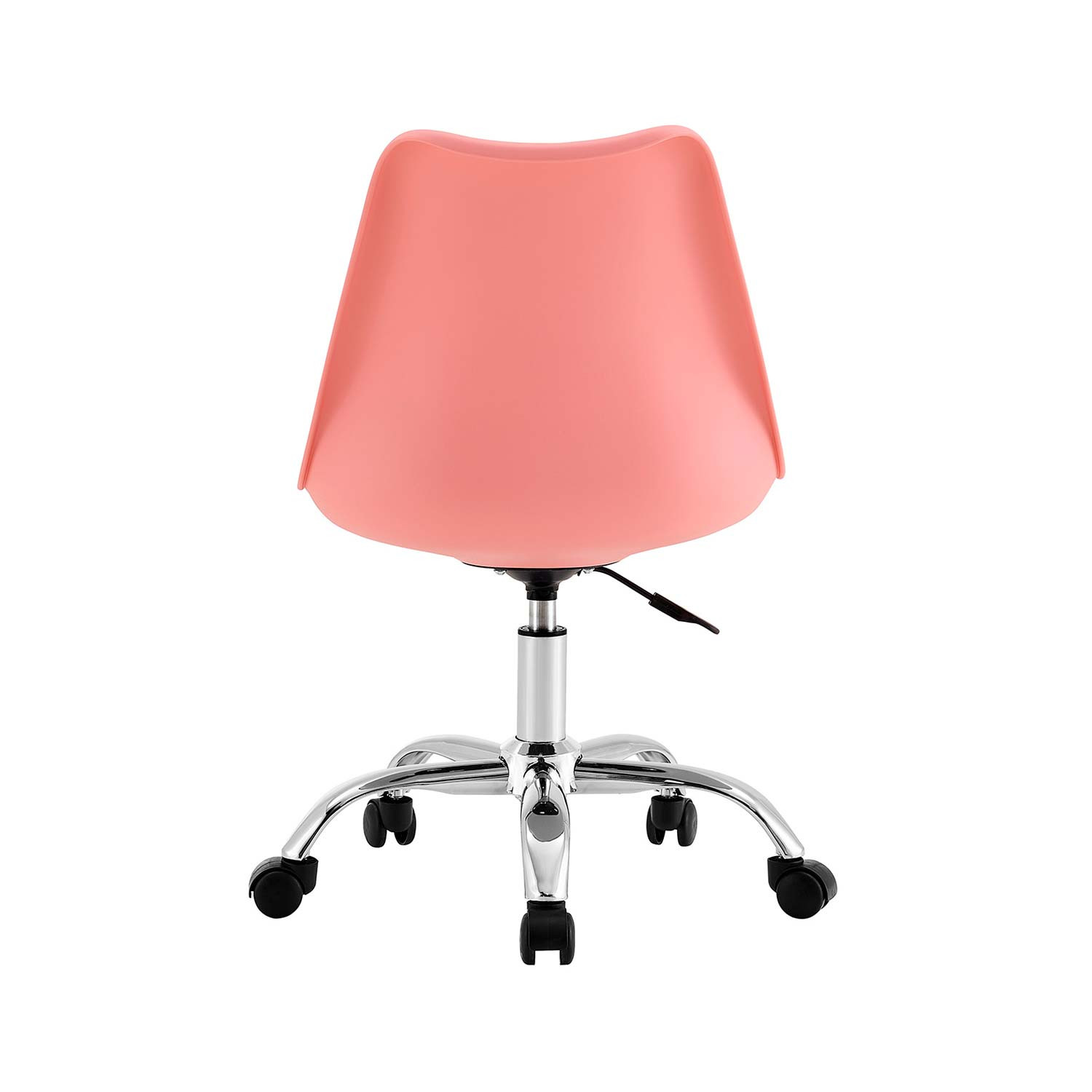 Parte trasera rosa de una silla de oficina con ruedas. Base y ruedas cromadas. Fondo blanco.