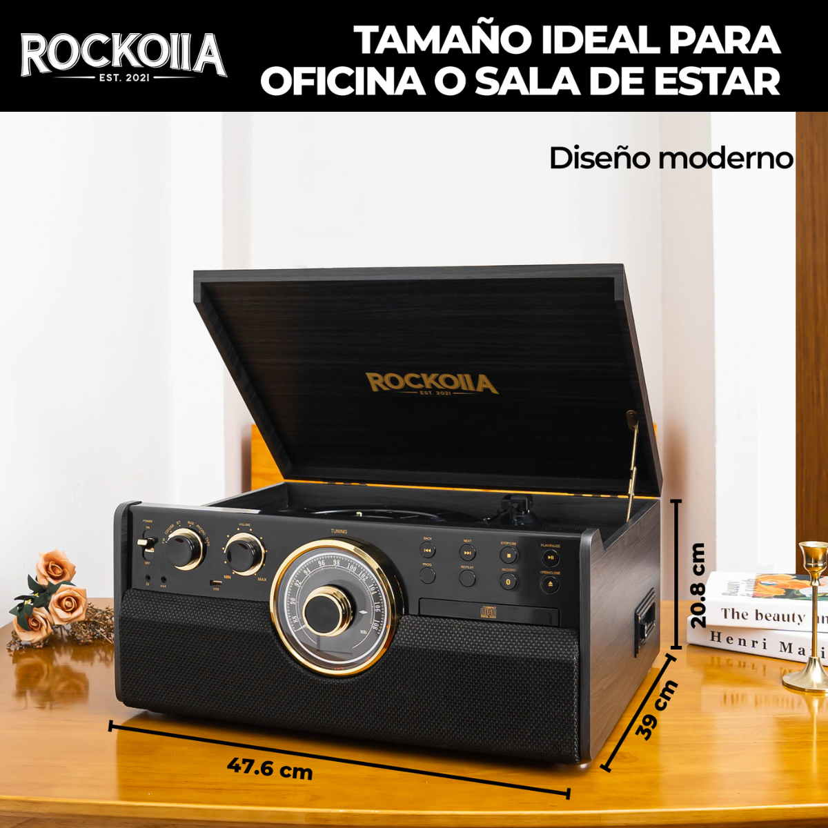 Tocadiscos retro negro y de madera. Acentos dorados, medidas y texto. Sobre una superficie de madera.