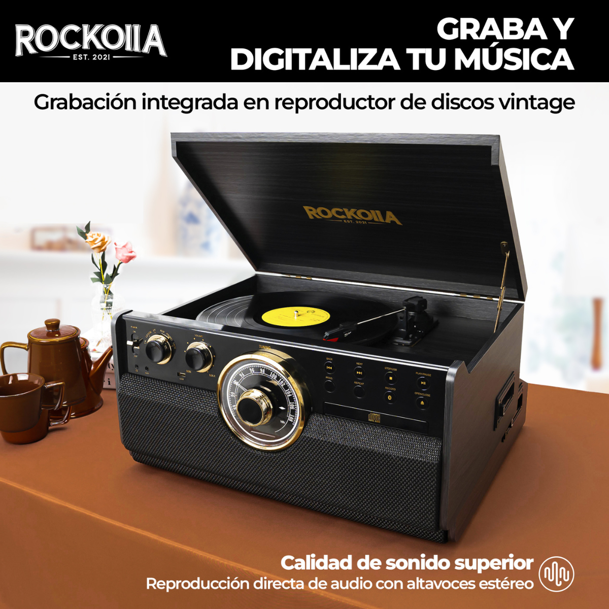 Tocadiscos vintage con tapa abierta. Diseño negro y madera, sobre mesa marrón.
