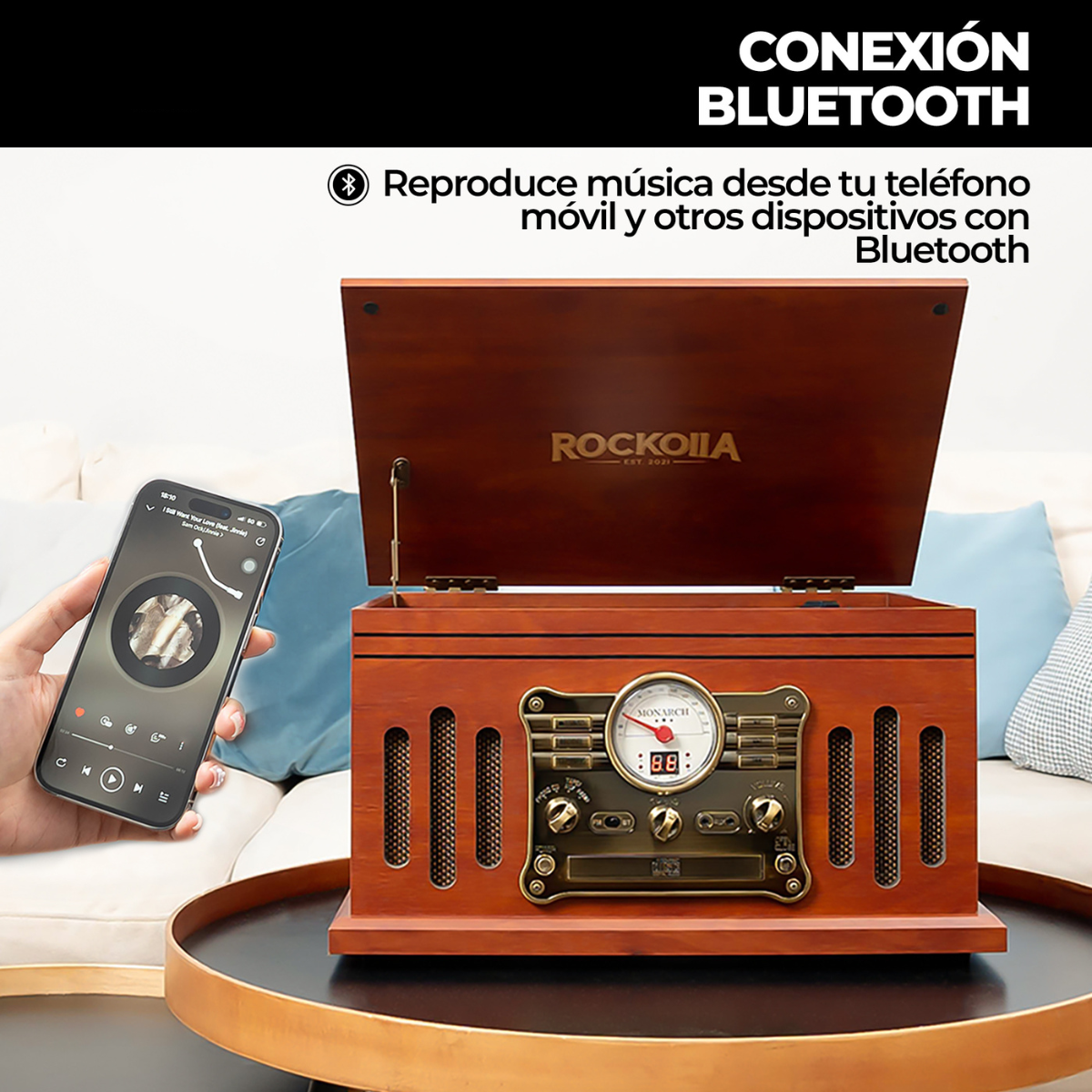 Una radio retro de madera reproduce música desde un teléfono. El teléfono muestra una app de música.