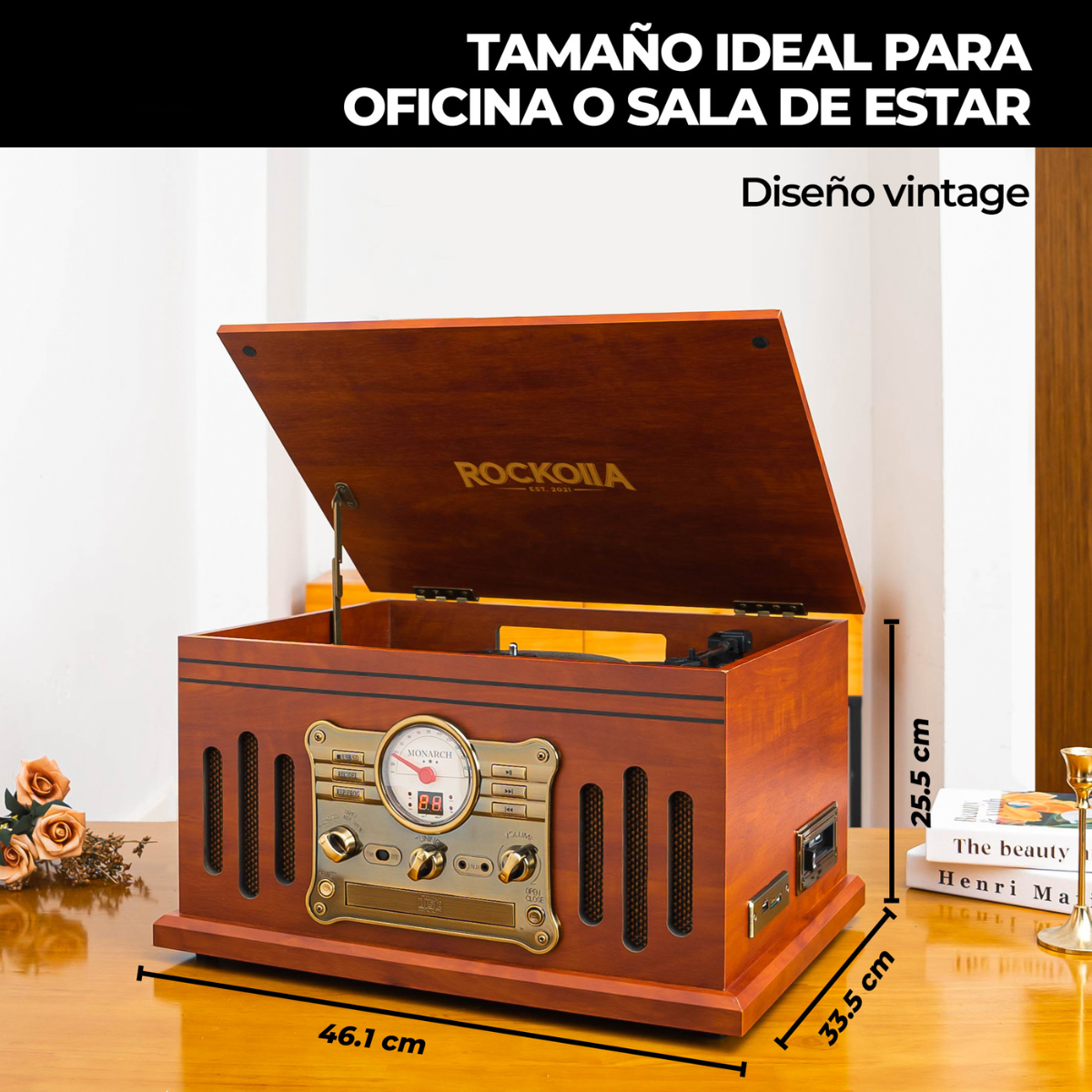 Tocadiscos vintage de madera con dimensiones, sobre una mesa de madera con flores y libros.