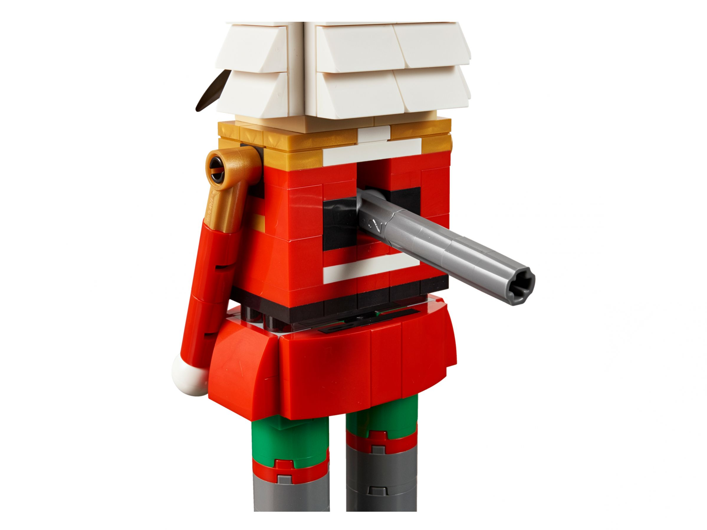Eine Lego Nussknacker Figur, gebaut mit roten, weißen und goldenen Steinen, weißer Hintergrund.