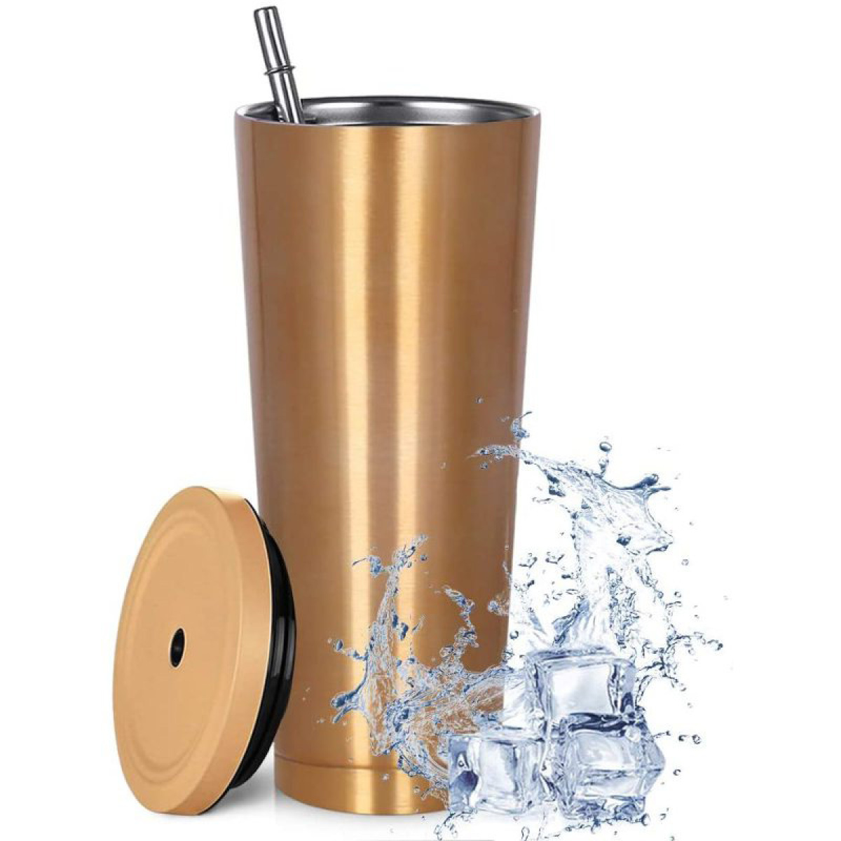 Ein goldfarbener Becher mit Deckel und Strohhalm. Wasser spritzt heraus, neben Eiswürfeln. Weißer Hintergrund.