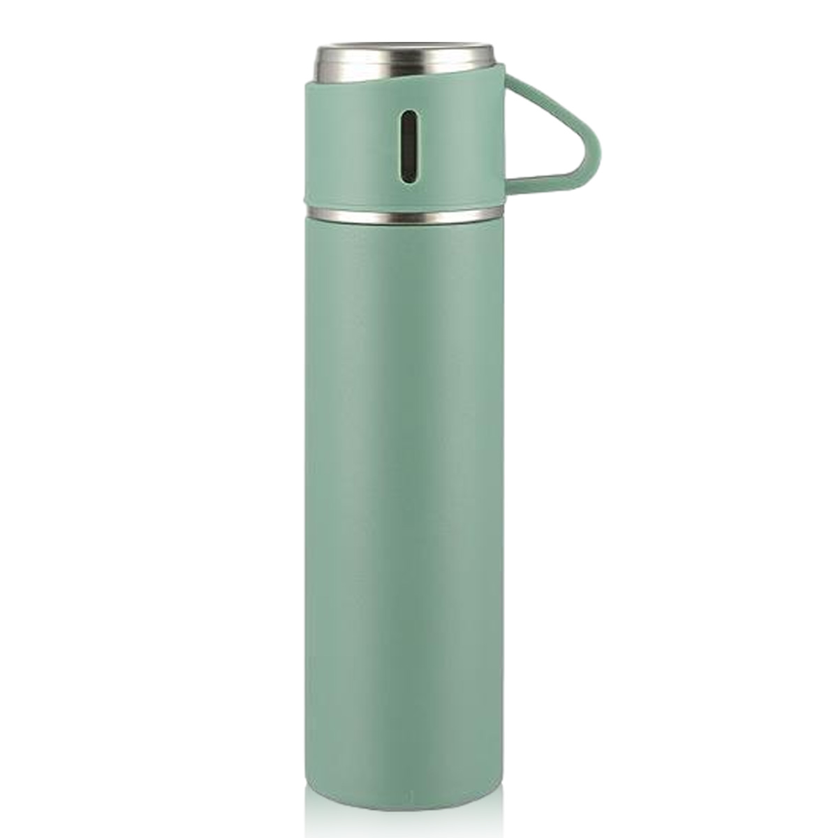 Eine grüne Thermoskanne mit einer Tasse oben. Silberne Akzente, Griff an der Tasse. Weißer Hintergrund.