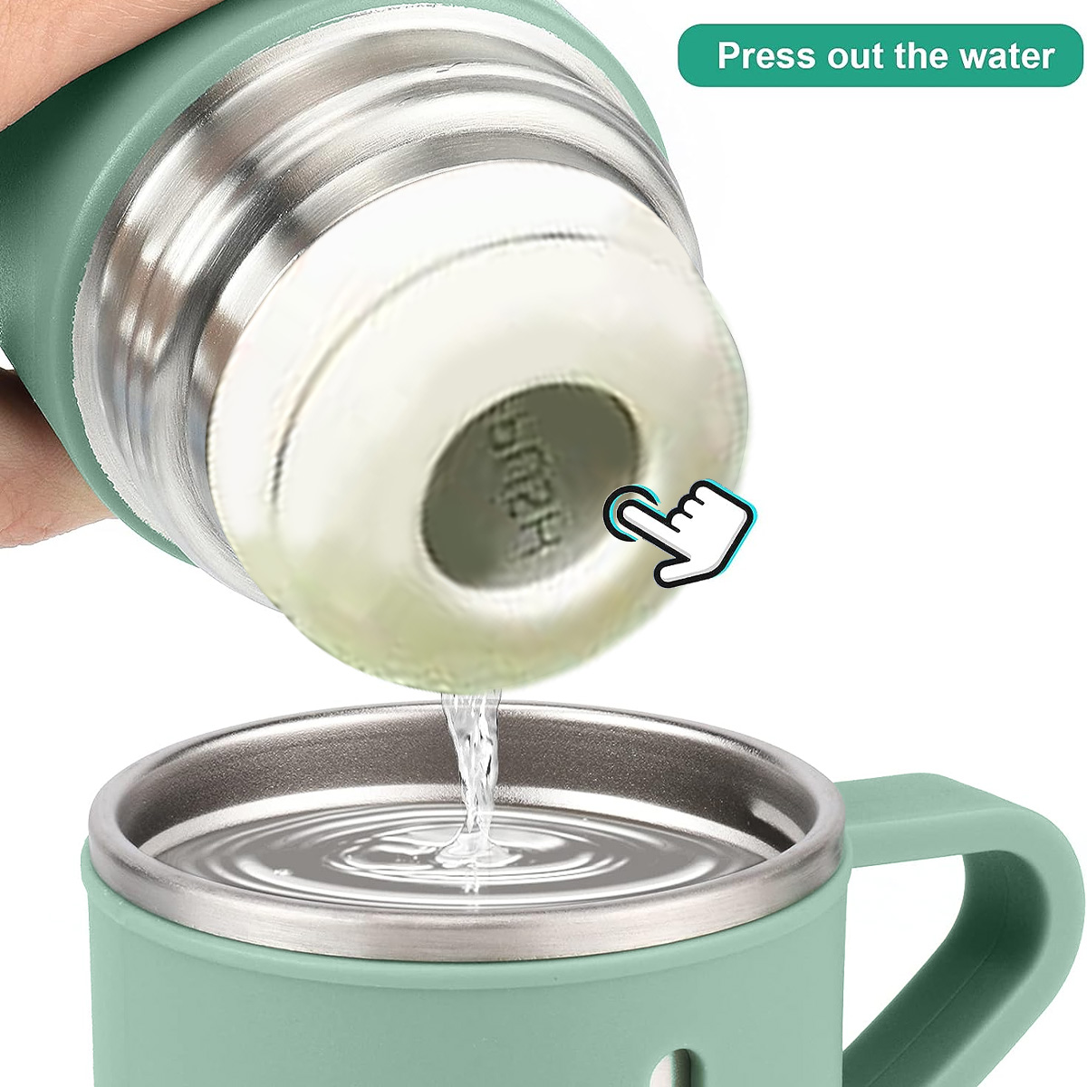 Gießt Wasser aus einer grünen Thermoskanne in einen grünen Becher. Hand zeigt auf die Thermoskanne.