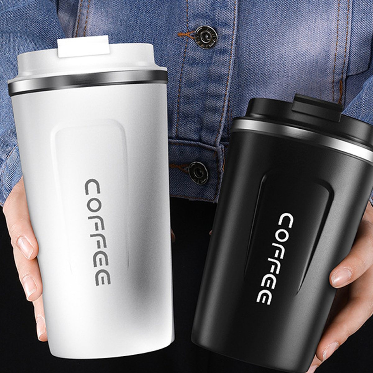 Zwei Kaffee-Reisebecher, einer weiß und einer schwarz, gehalten von einer Person.