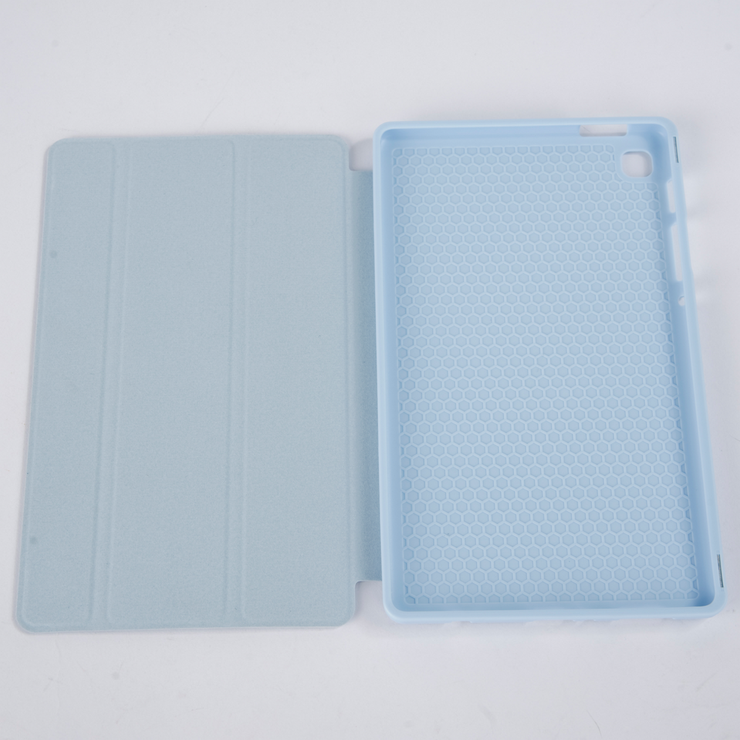 Hellblaue Tablet-Hülle, offen. Die linke Seite ist geschlossen. Weißer Hintergrund.