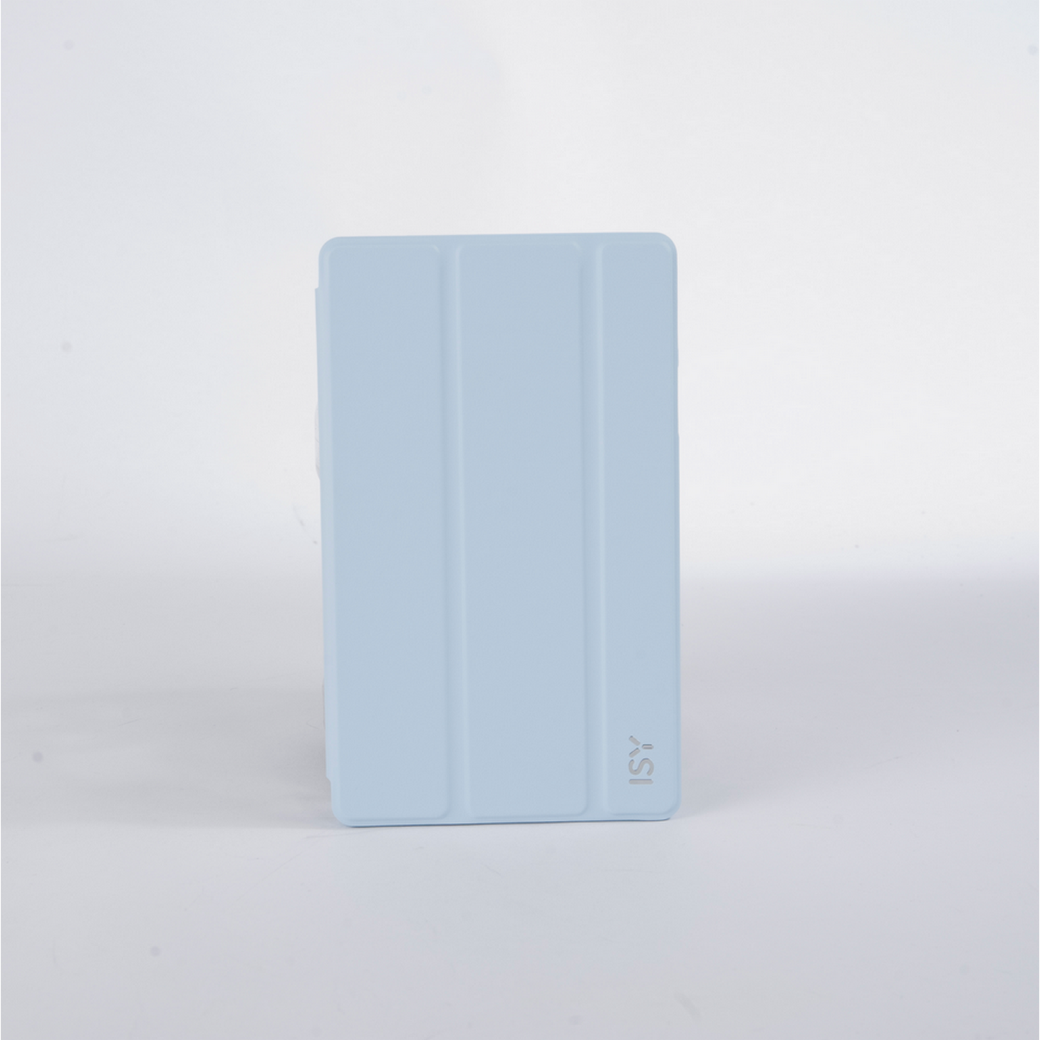 Hellblaue Tablethülle stehend, weißer Hintergrund. ISY-Logo unten rechts.
