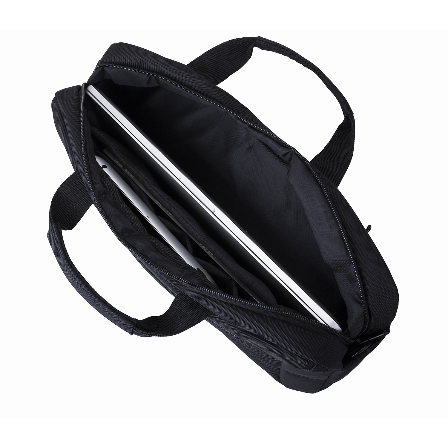 Schwarze Laptoptasche geöffnet, mit einem Laptop darin. Weißer Hintergrund.