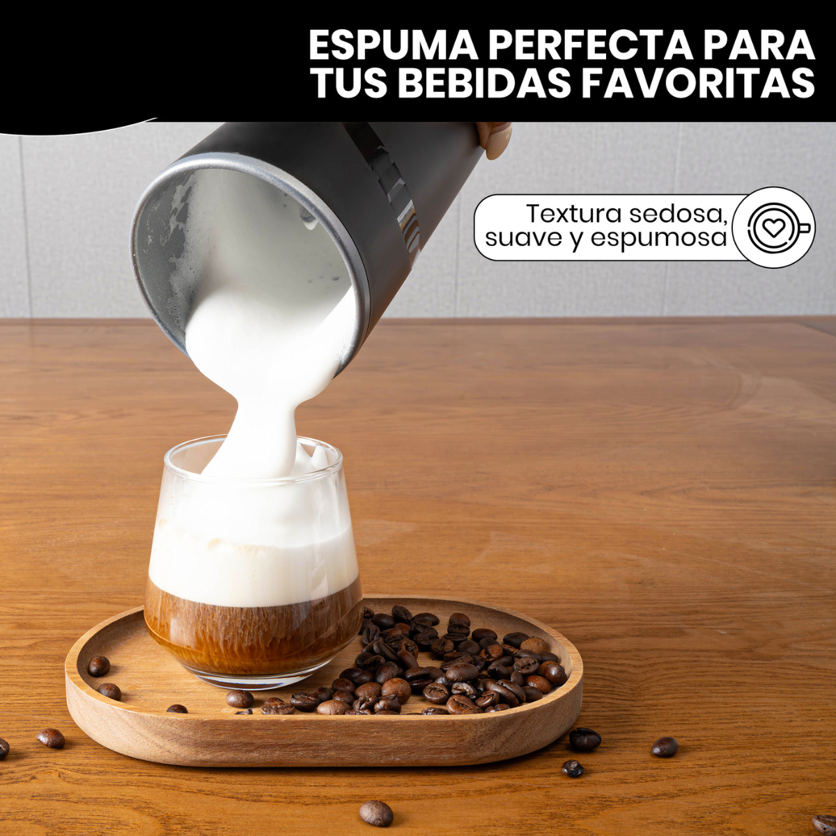 Vaso de café con espuma vertiéndose en una bandeja de madera con granos.
