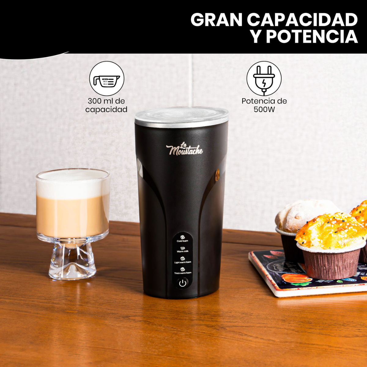 Espumador de leche negro con texto e iconos, un vaso con espuma de leche al lado.