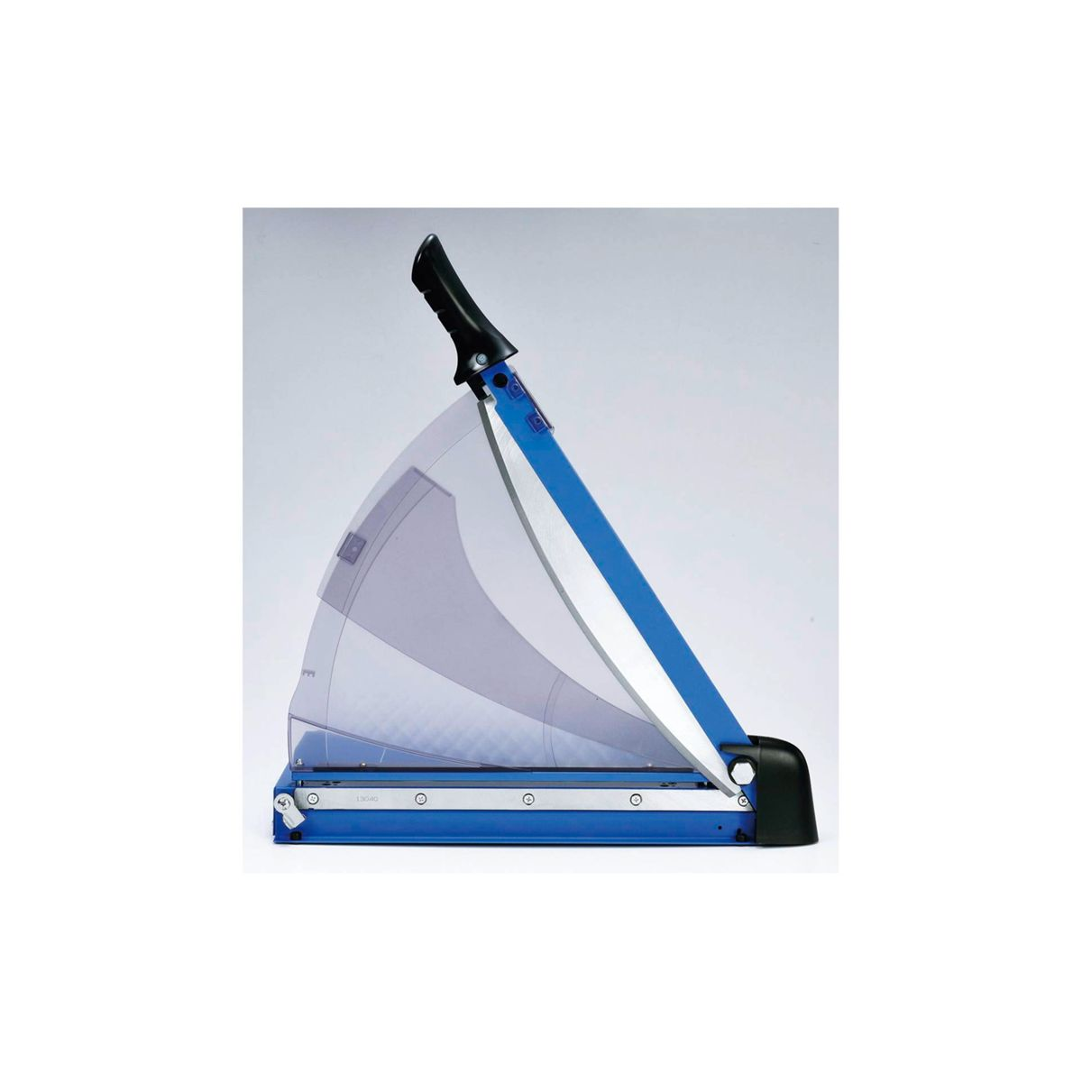 Ein blau-schwarzer Papierschneider.