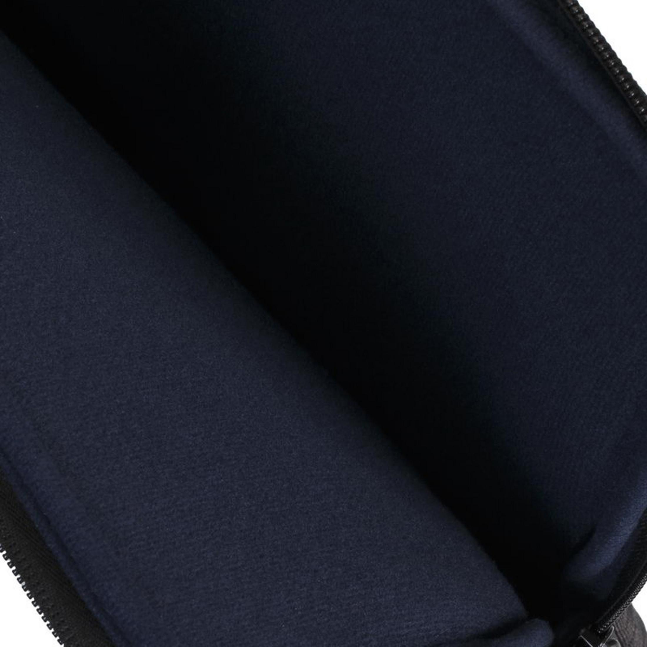 Una custodia per laptop blu navy aperta con cerniera nera.