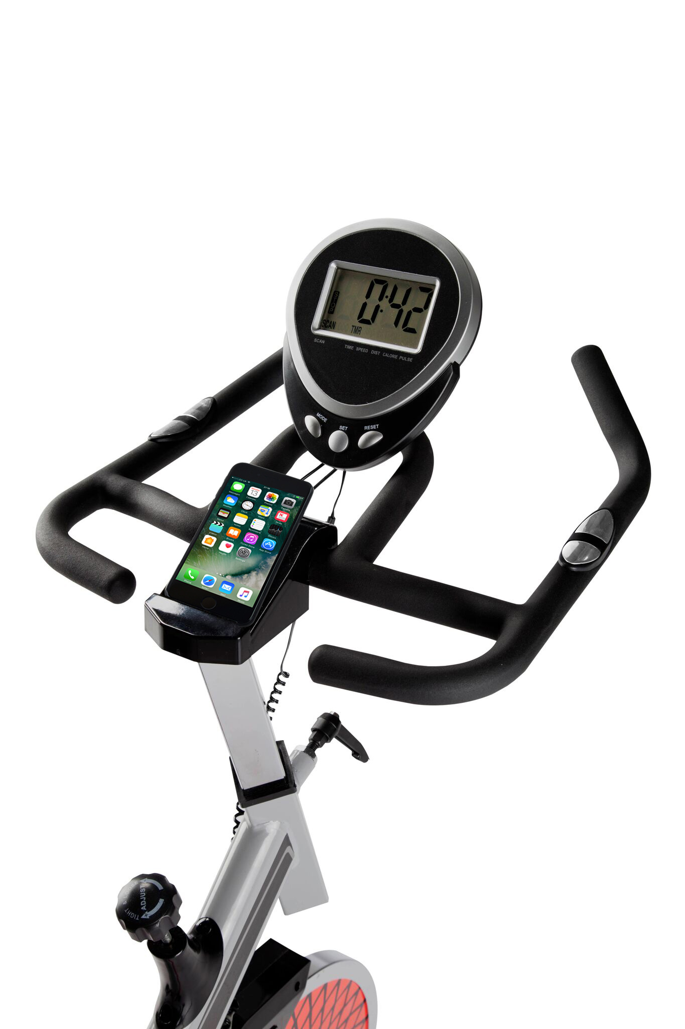 Bicicleta estática con pantalla digital y soporte para teléfono. Teléfono mostrando la pantalla de la app. Fondo blanco.