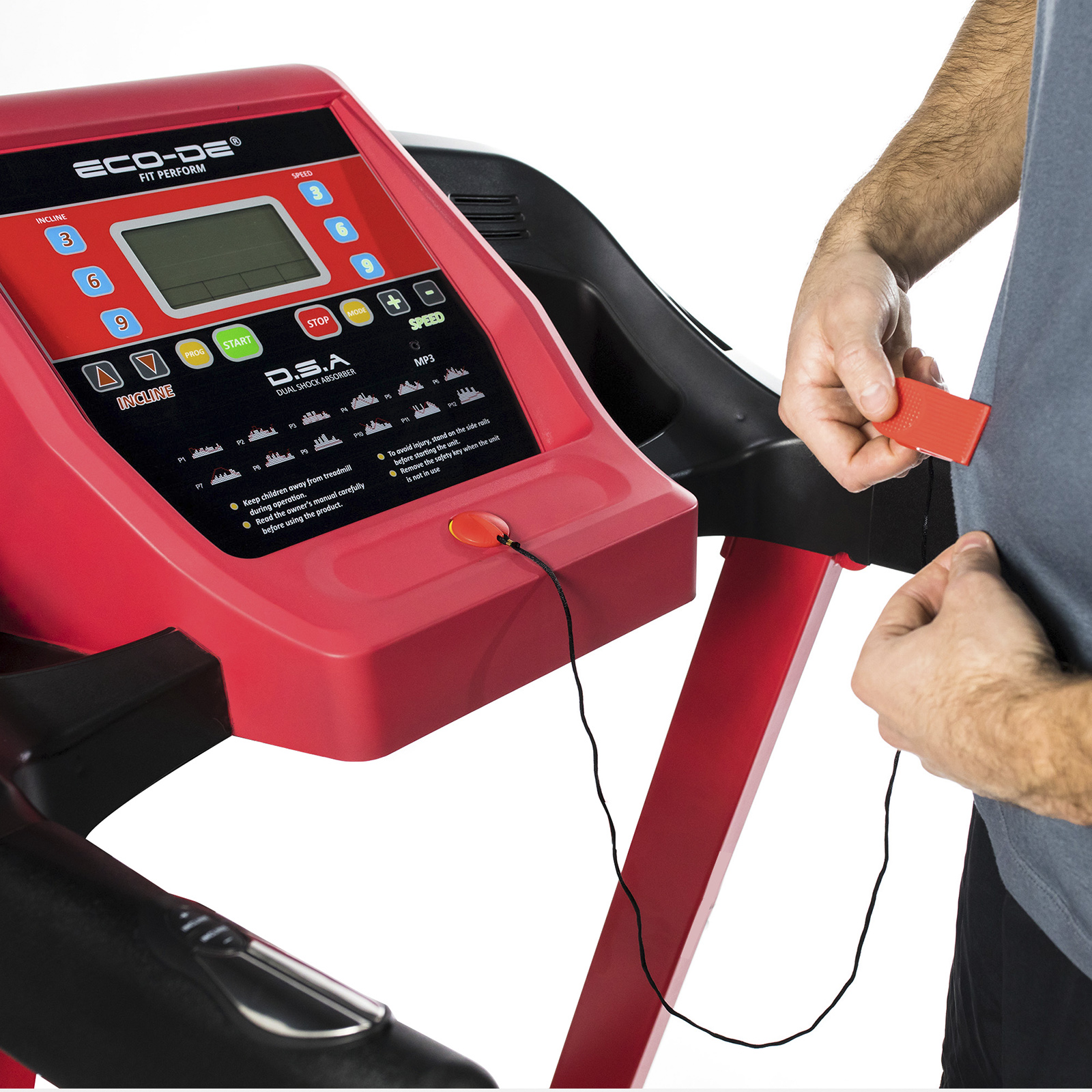 Consola de cinta de correr, diseño rojo, con un hombre usando un clip de seguridad. Muestra inclinación, velocidad y botones de inicio/parada.